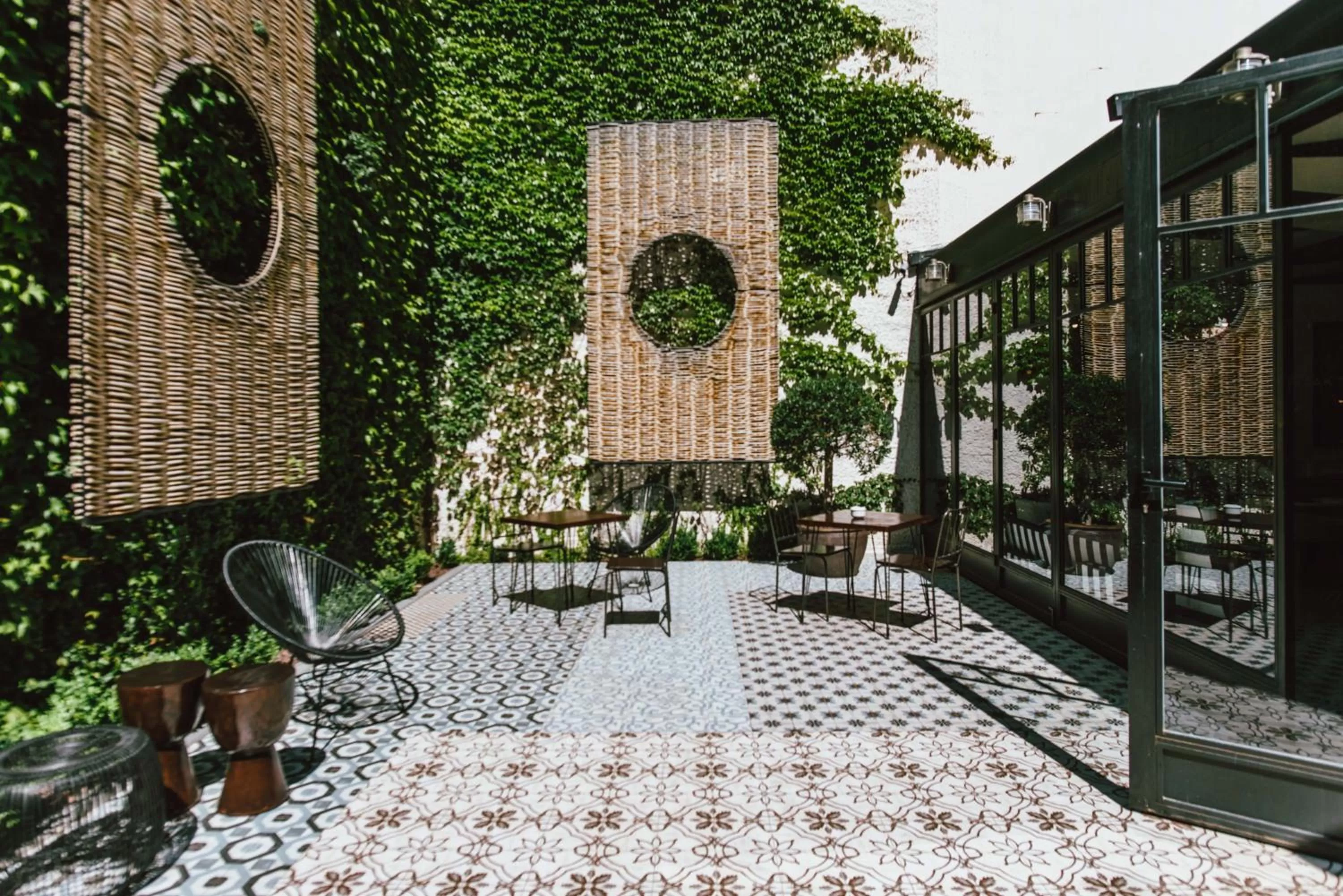 Patio in Praktik Vinoteca