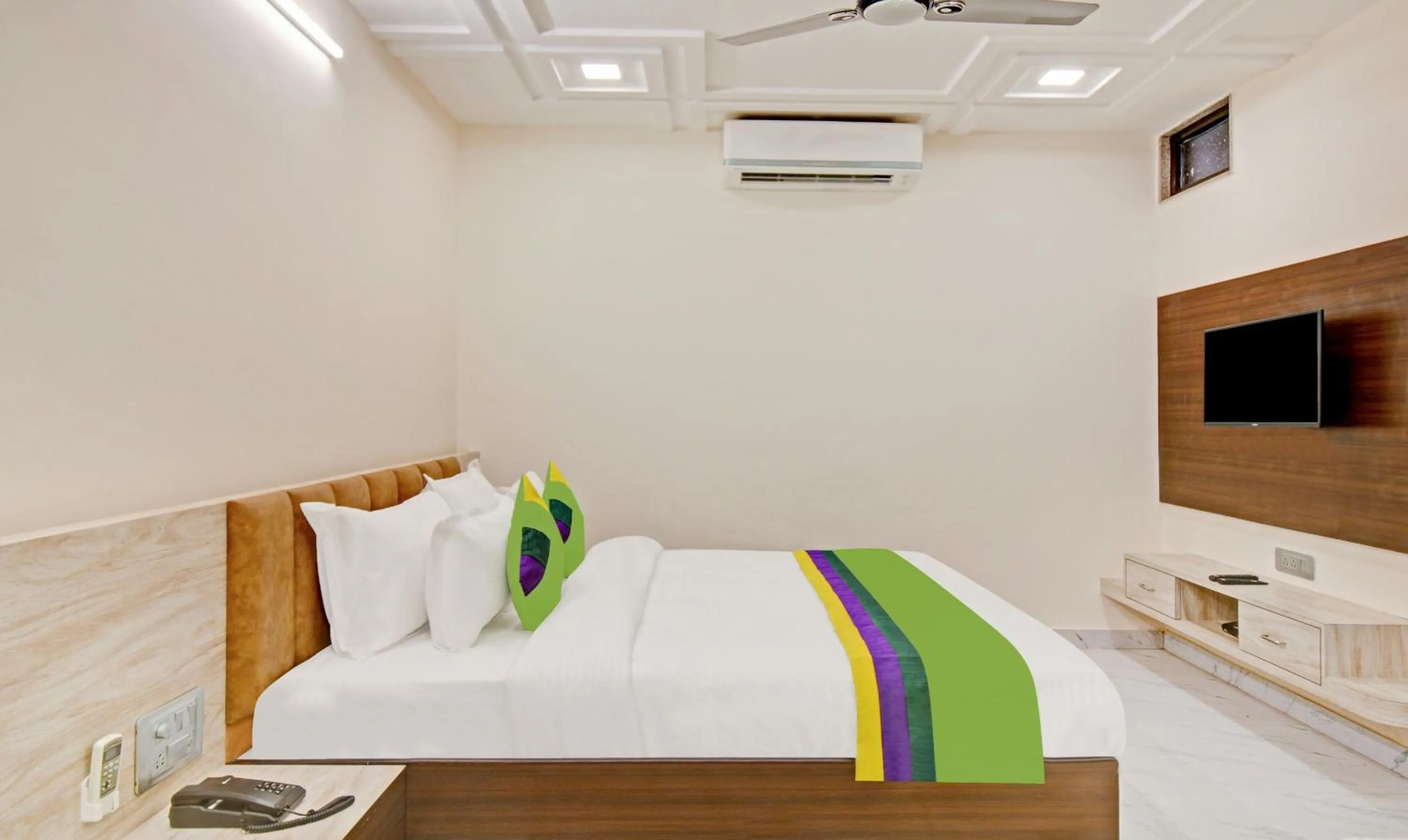 Bedroom, Bed in Treebo Paras Raj Near City Palace