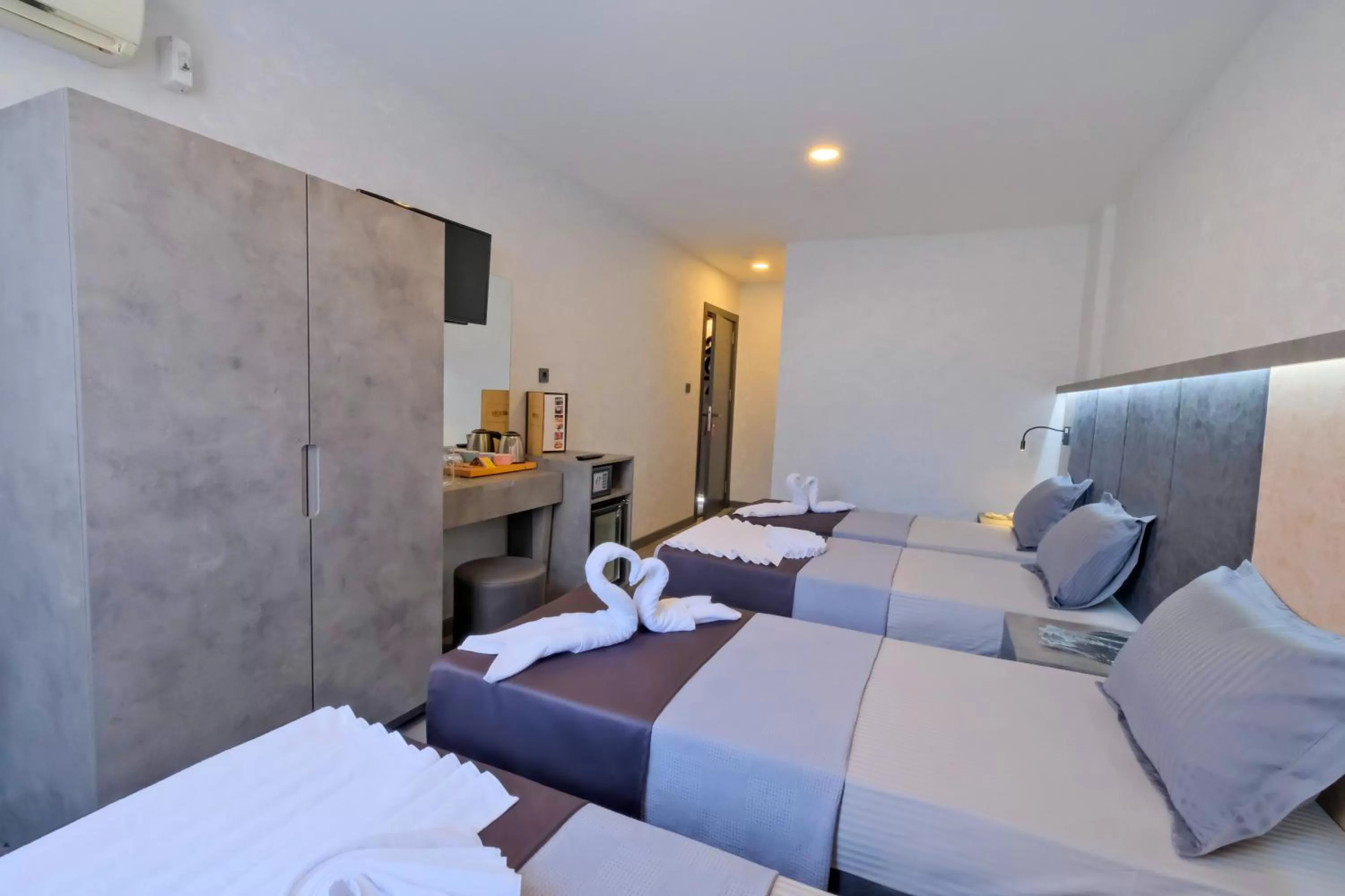 Photo of the whole room, Bed in The Queen Hotel