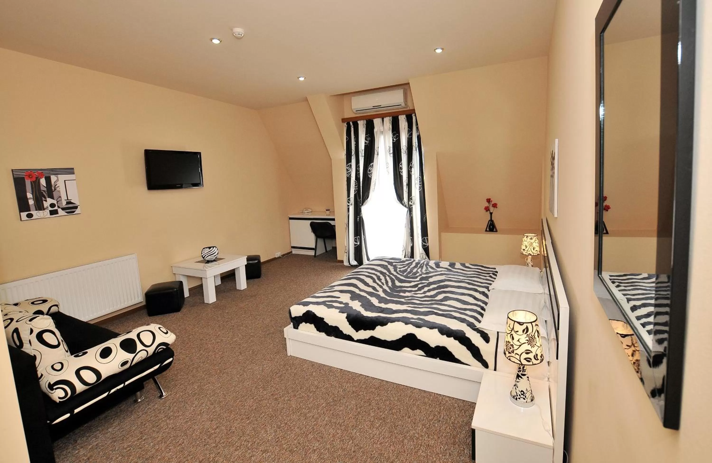 Photo of the whole room, Bed in Hotel Diplomat