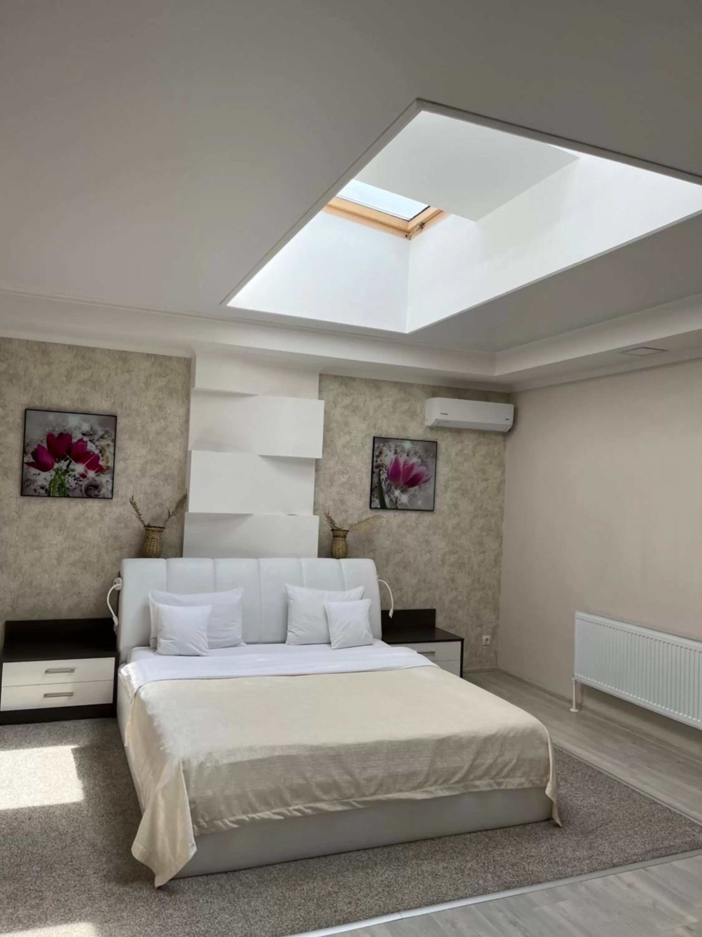 Bedroom, Bed in Elite Hotel