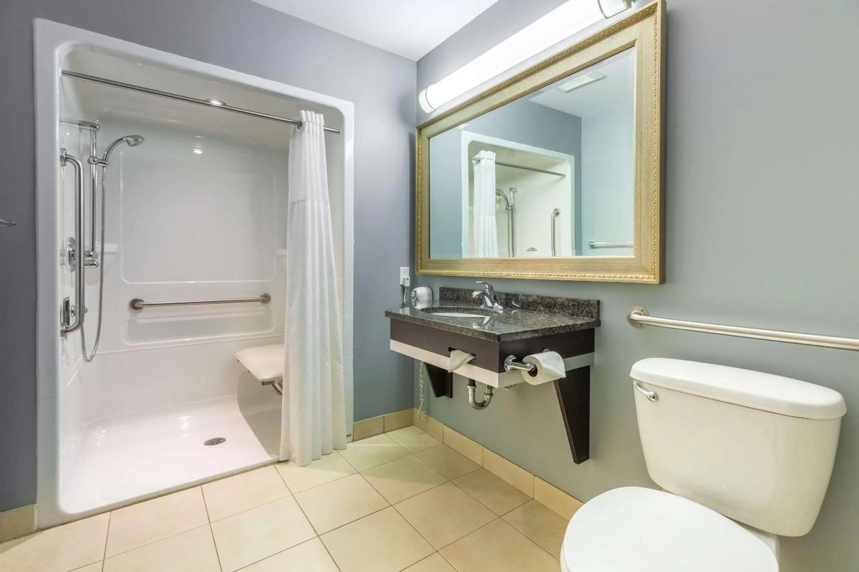 Bedroom, Bathroom in Quality Inn & Suites Victoriaville