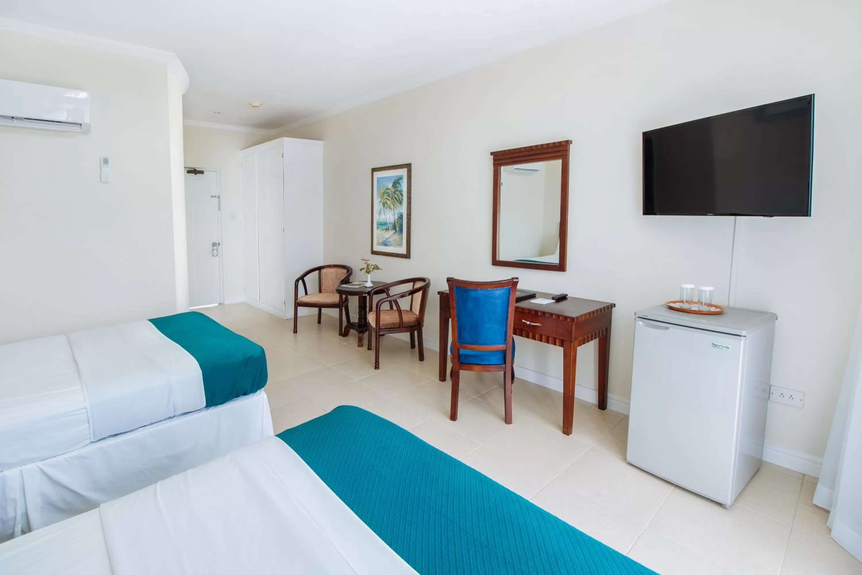 Photo of the whole room, Bed in Bay Gardens Marina Haven