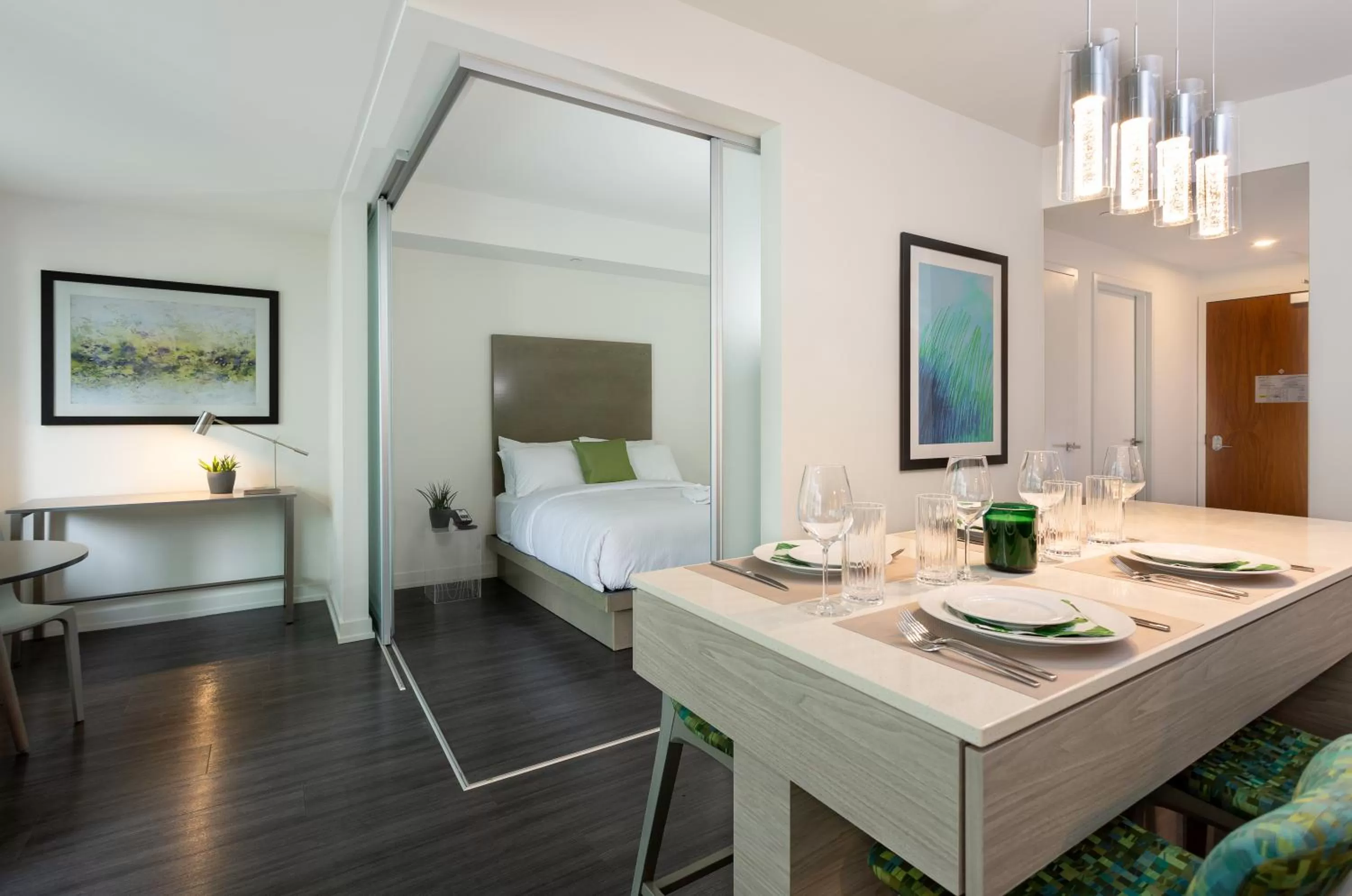 Photo of the whole room, Bed in reStays Ottawa