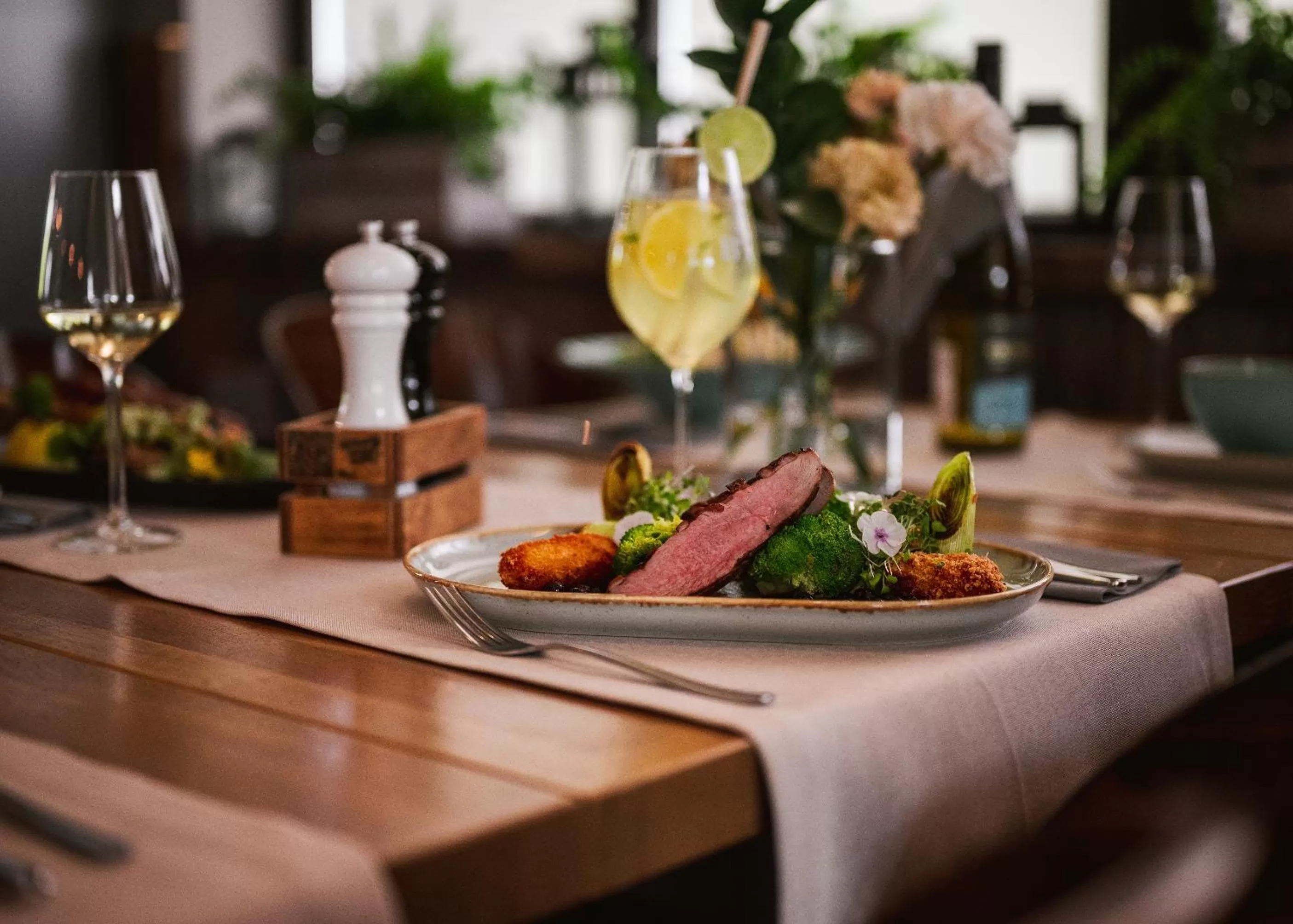 Restaurant/places to eat in Hotel Szary Residence