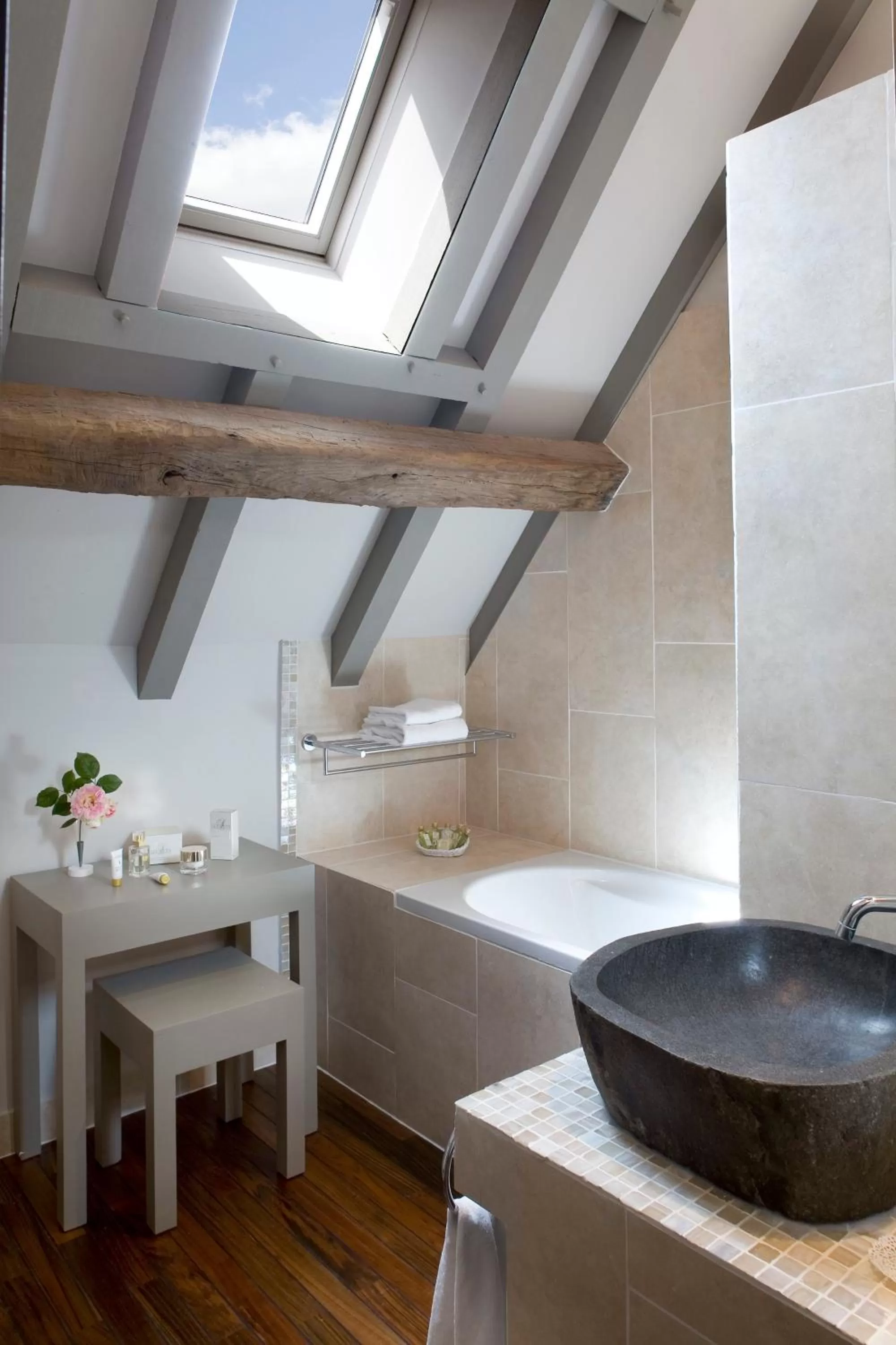 Bathroom in Hôtel Aux Vieux Remparts, The Originals Relais
