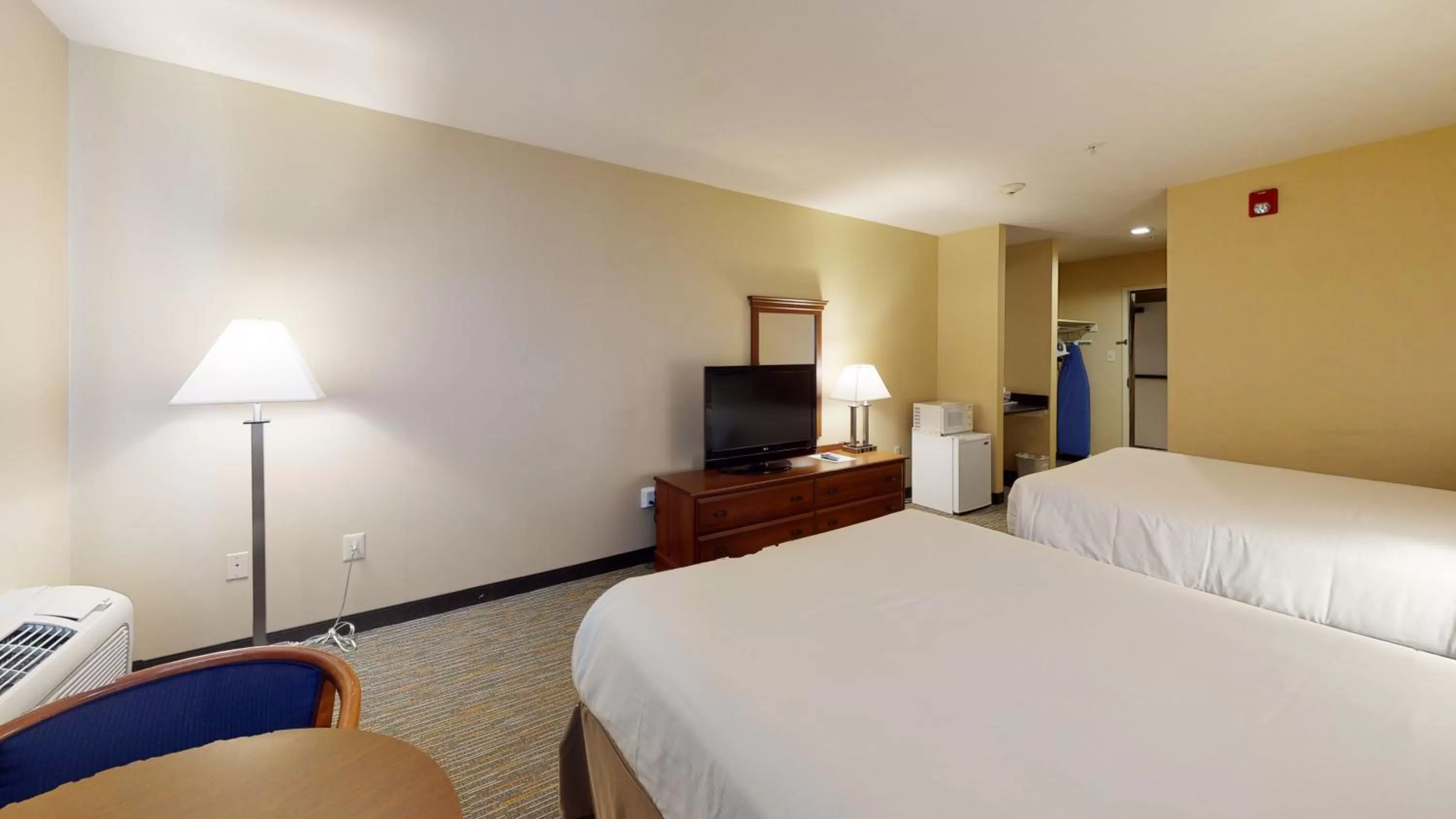 Photo of the whole room, Bed in Ramada by Wyndham Strasburg - Shenandoah Valley