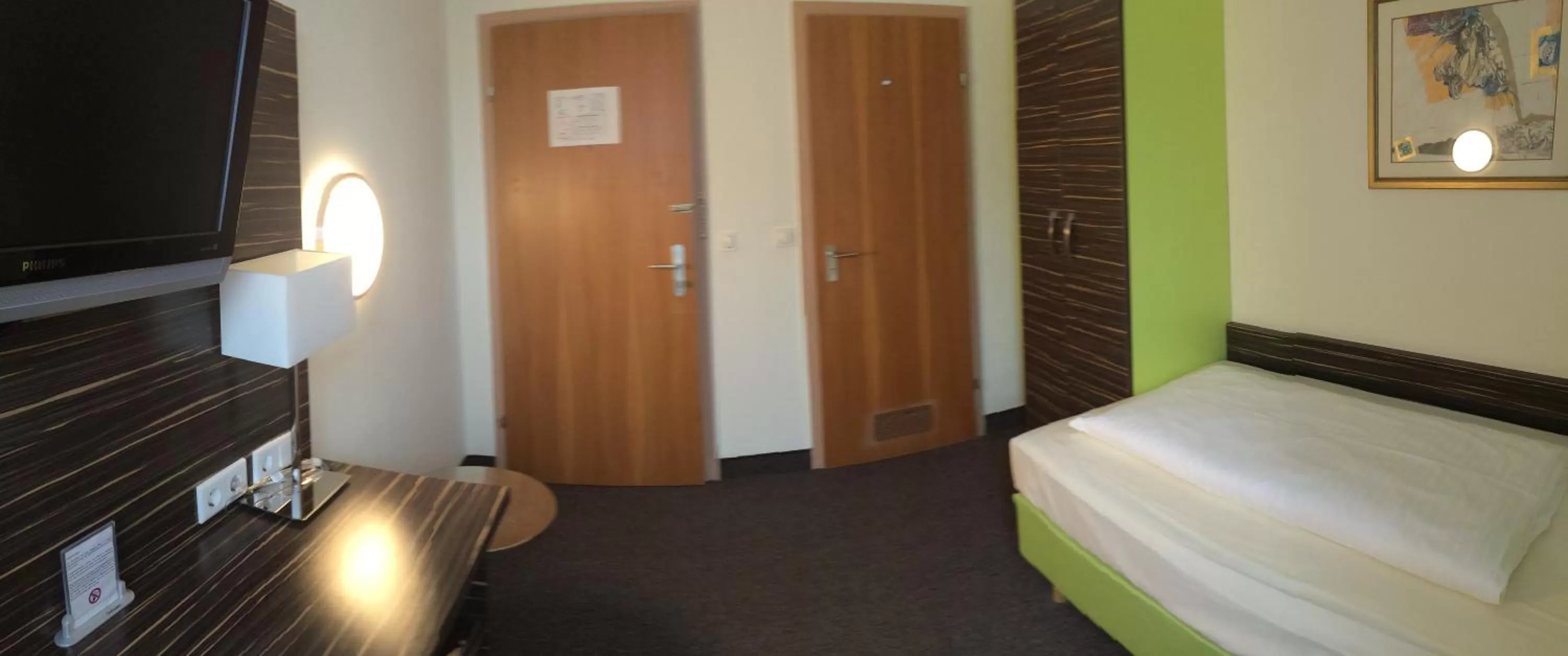 Photo of the whole room, Bed in Behringers City Hotel Nürnberg