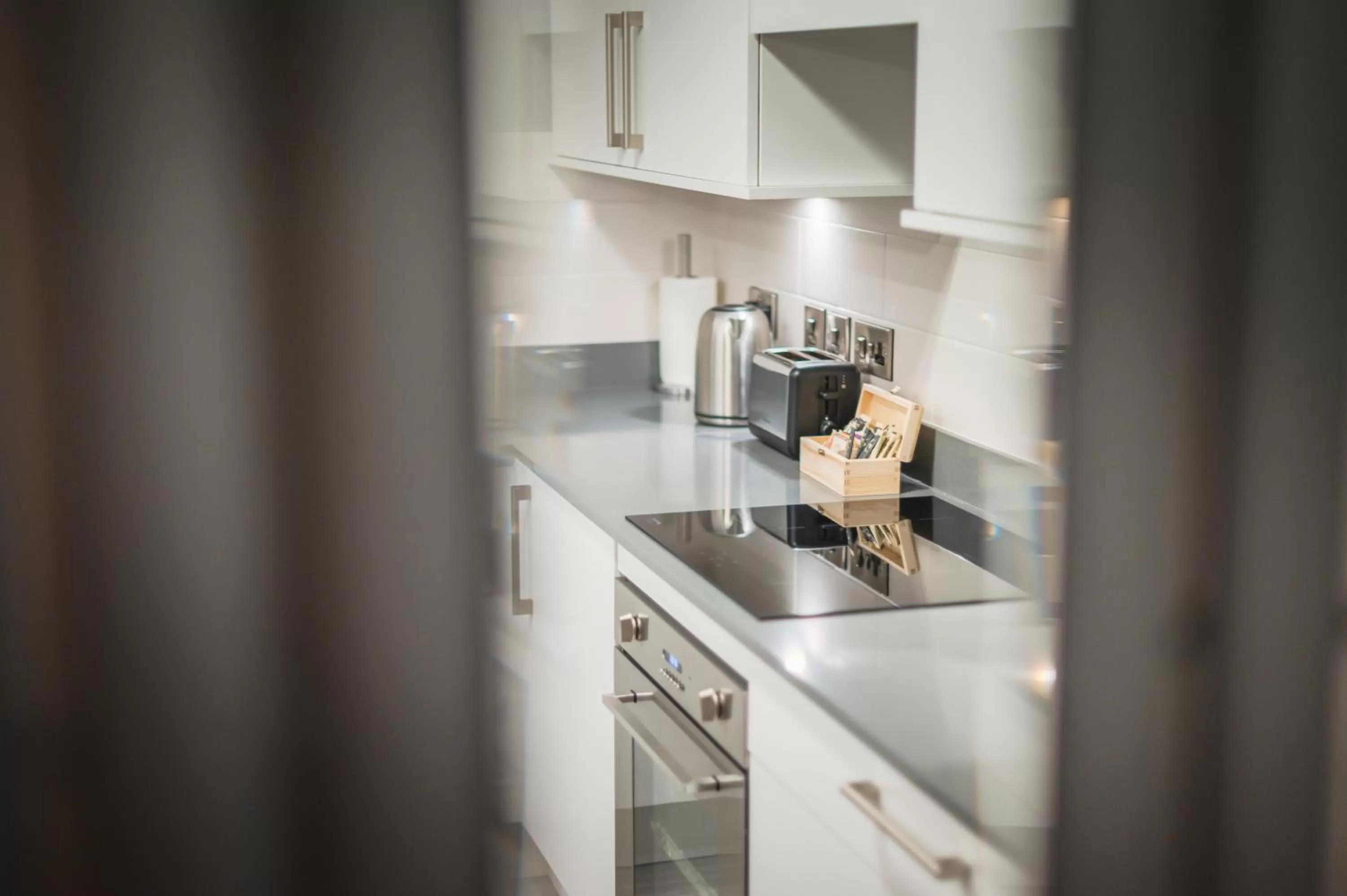 Kitchen or kitchenette in The Knight Residence by Mansley