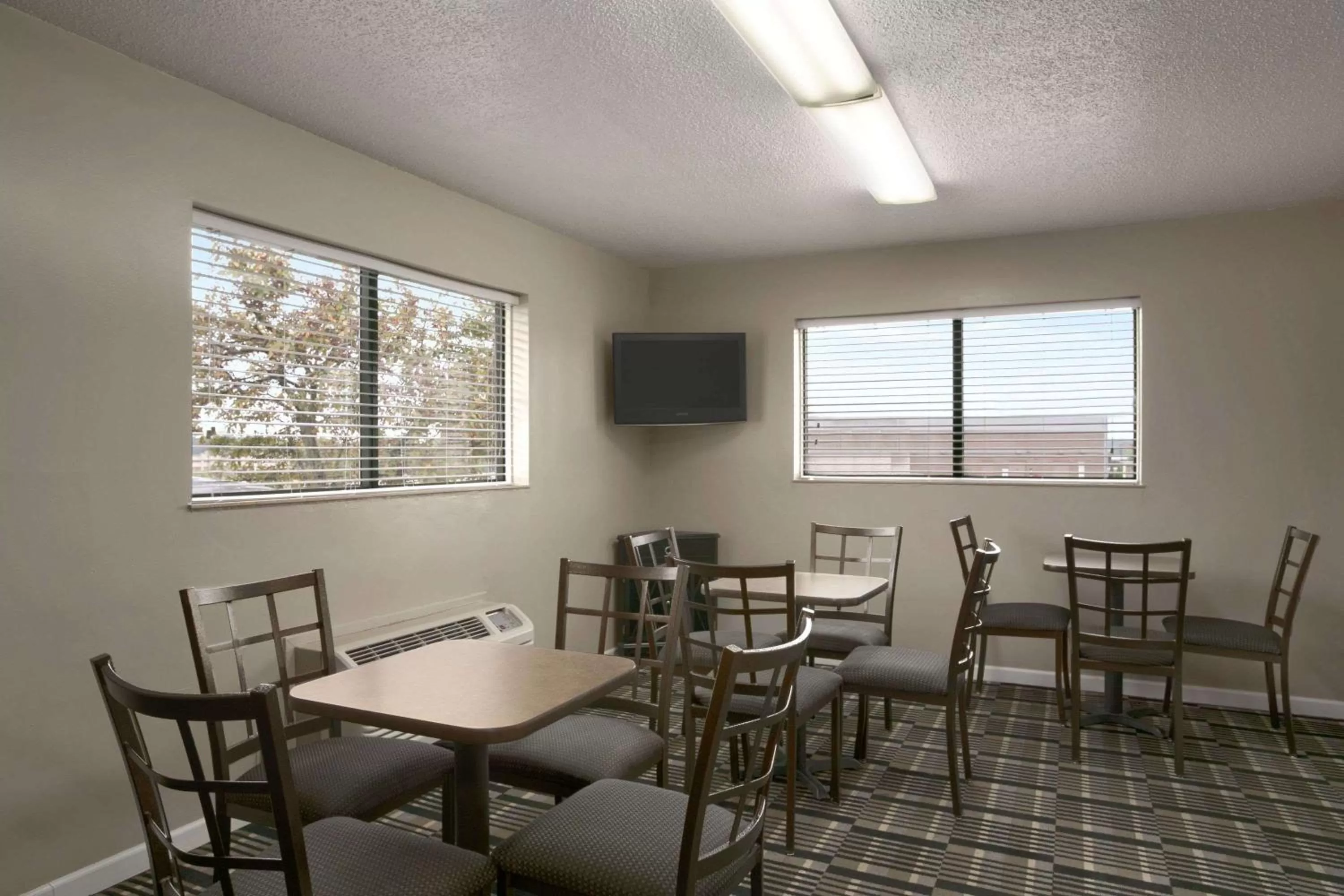 Restaurant/Places to Eat in Days Inn by Wyndham Cloverdale Greencastle