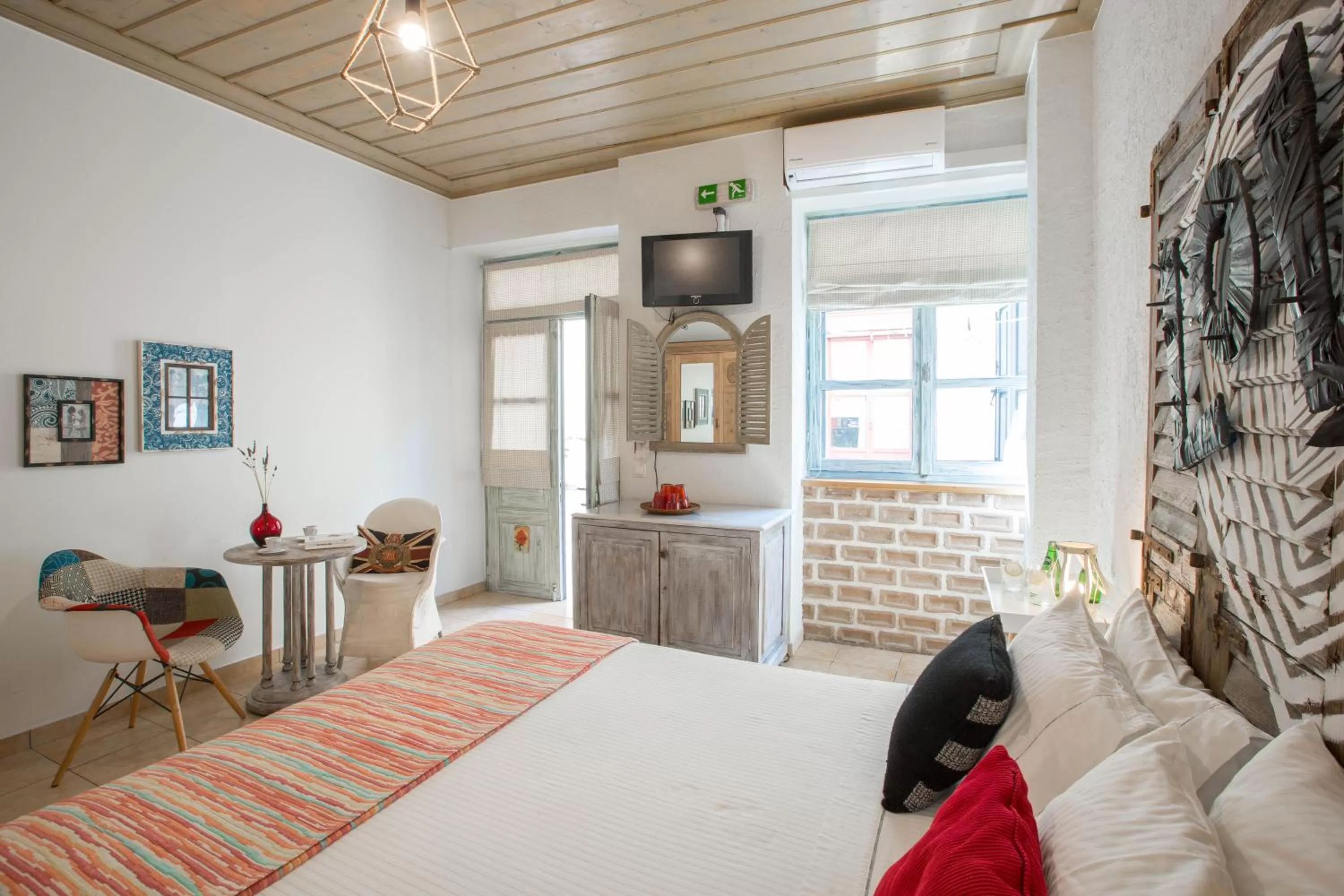 Photo of the whole room, Bed in Amymone and Adiandi