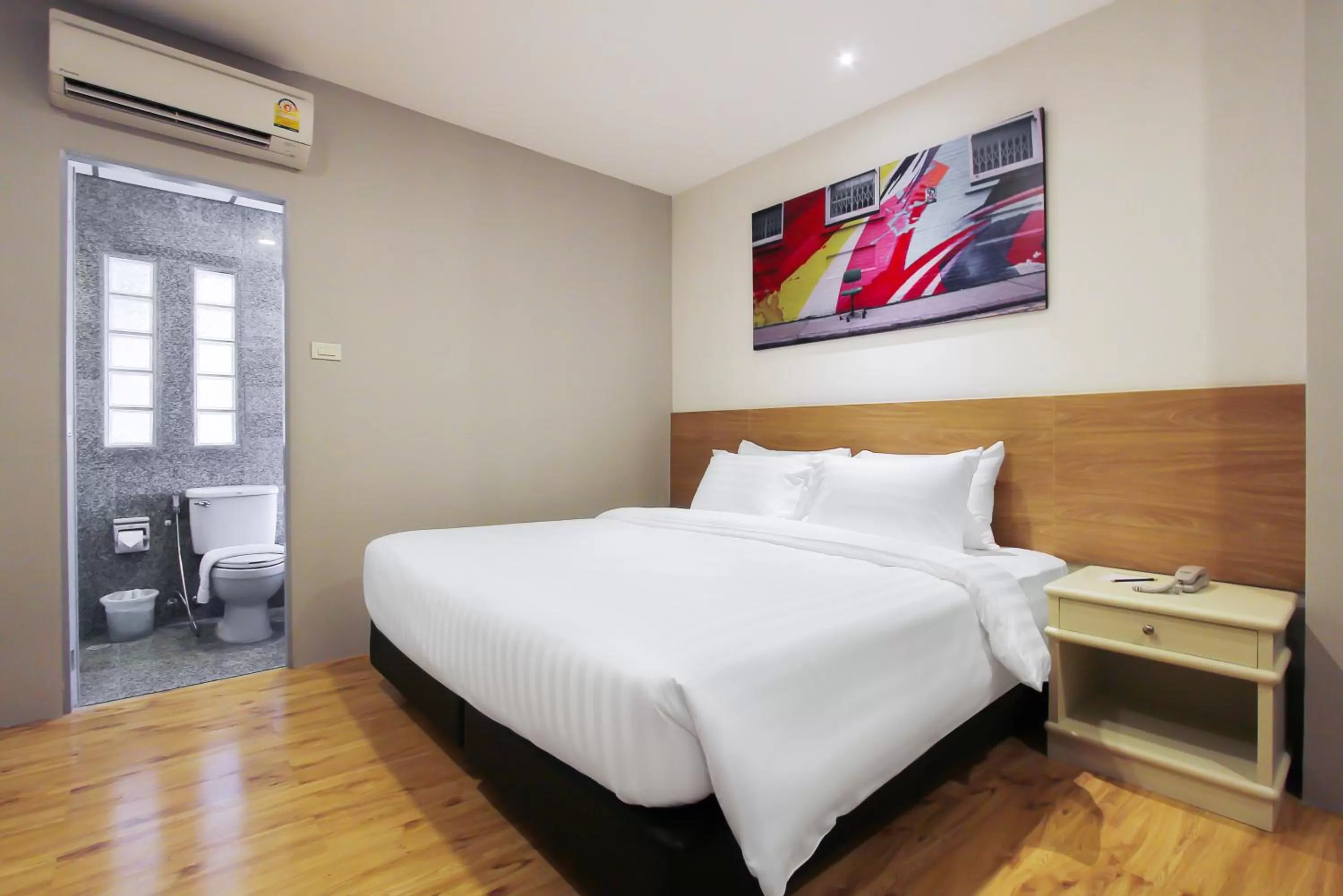 Photo of the whole room, Bed in Pula Silom