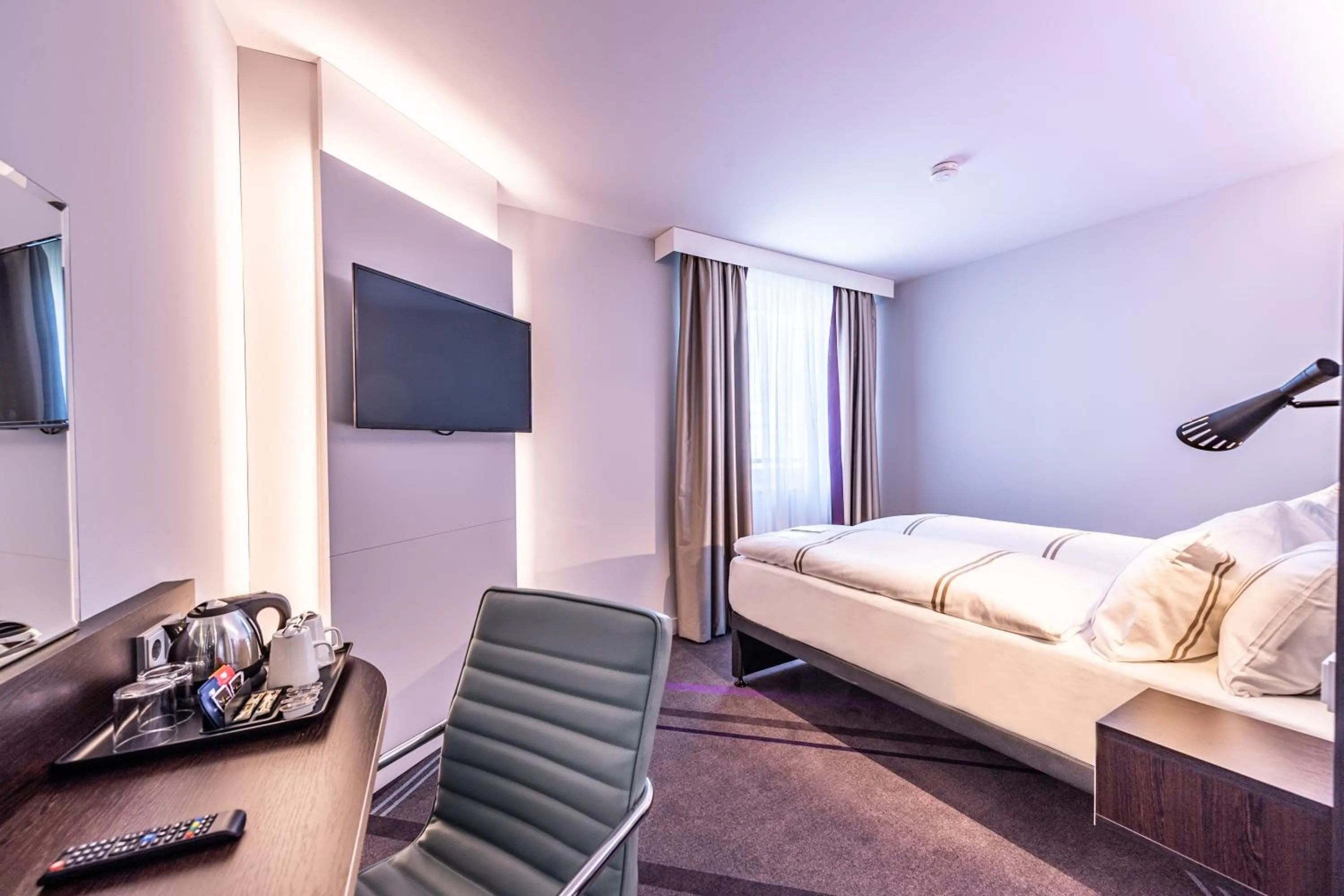 Shower, Bed in Premier Inn Nürnberg City Nordost