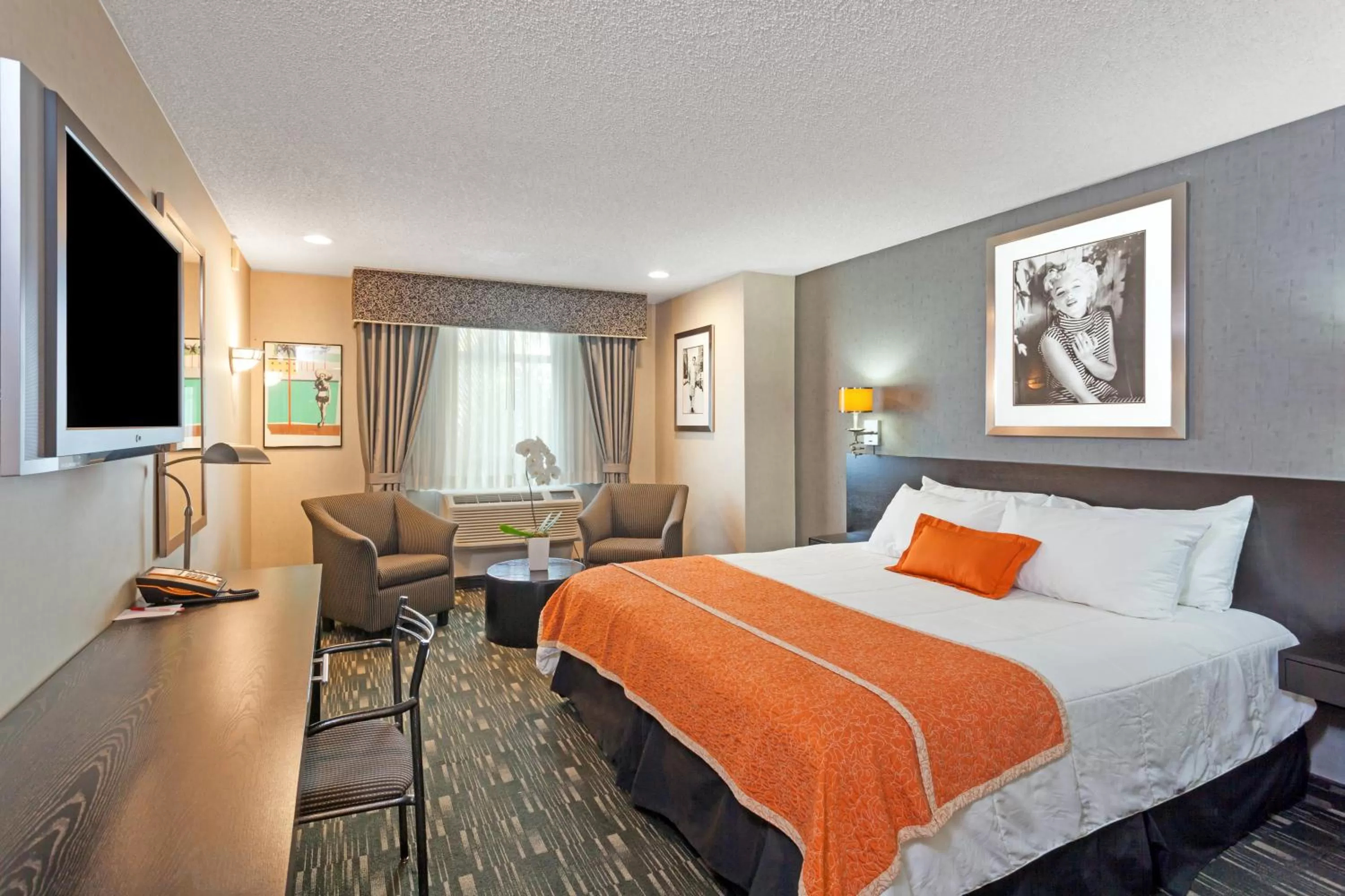 Photo of the whole room, Bed in Ramada Plaza by Wyndham West Hollywood Hotel & Suites