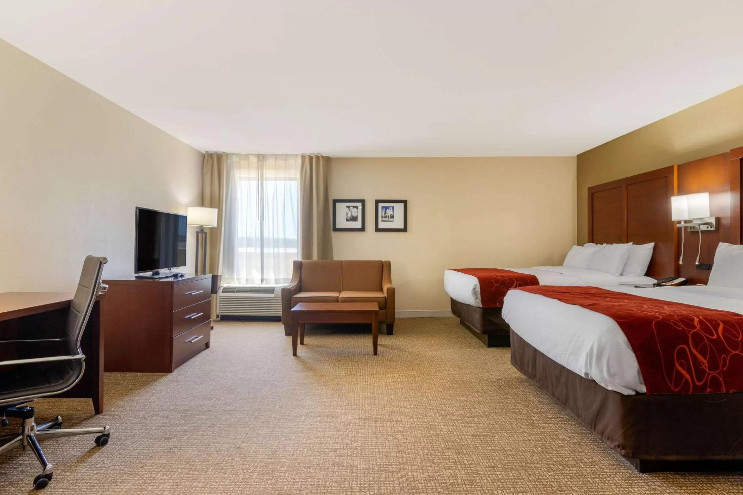 Photo of the whole room, Bed in Comfort Inn & Suites Macon West