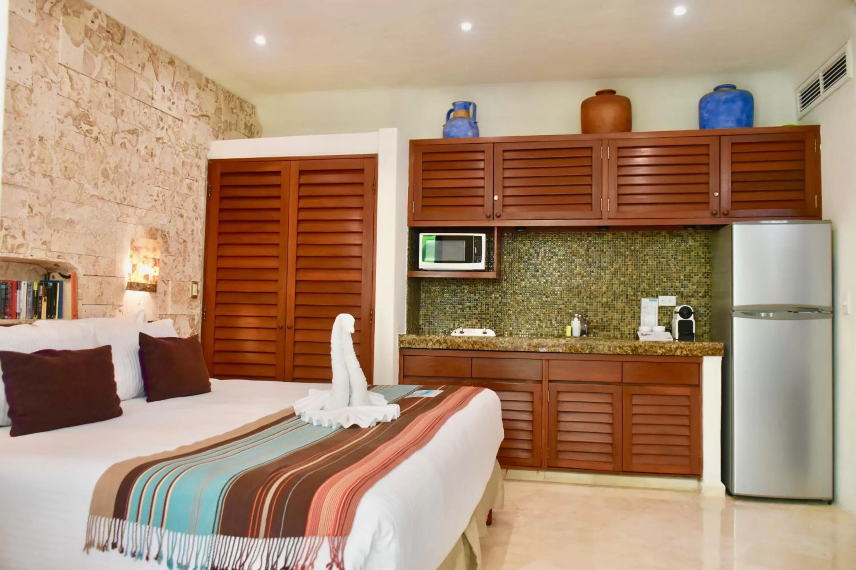 Kitchen or kitchenette, Bed in Playa Palms Beach Hotel
