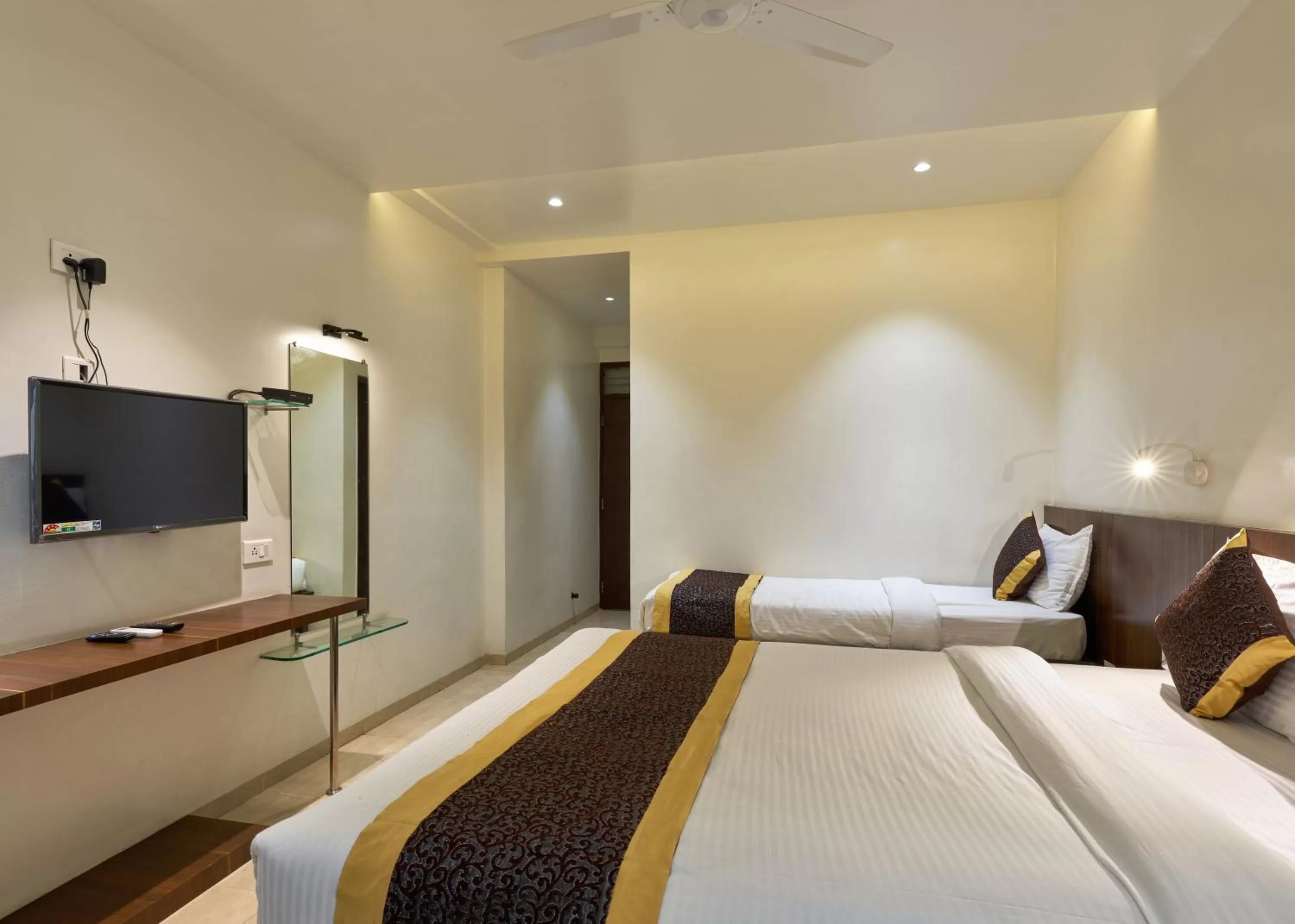 Communal lounge/ TV room, Bed in Hotel Fortune Inn