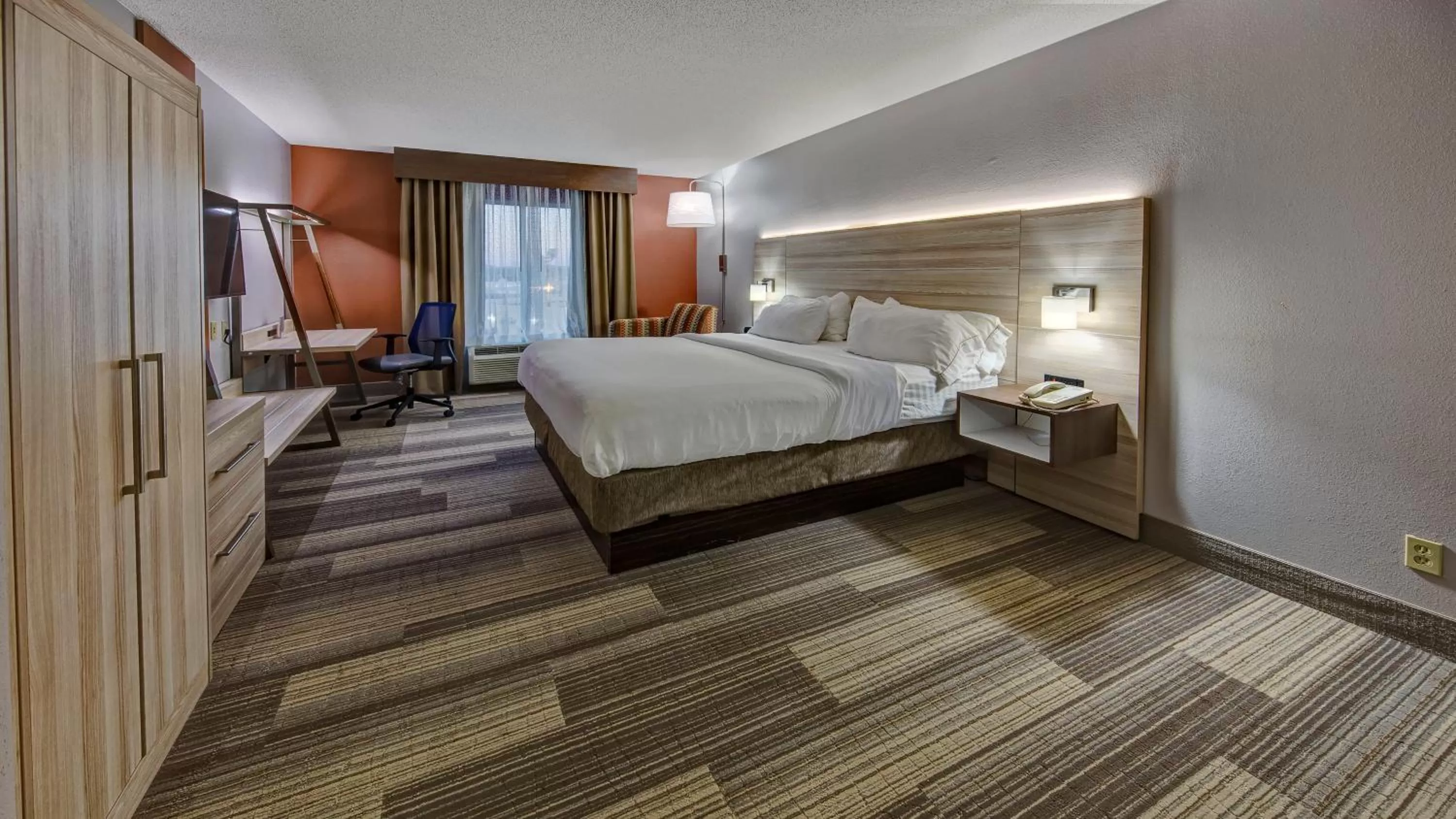 Photo of the whole room, Bed in Holiday Inn Express Hotel & Suites London by IHG