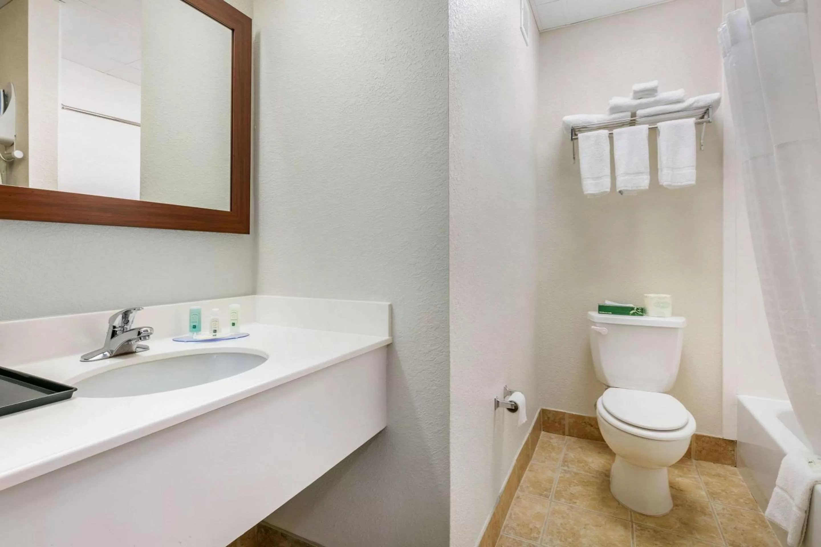Bathroom in Quality Inn Monteagle
