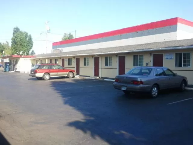 Facade/entrance in Aaron Motel