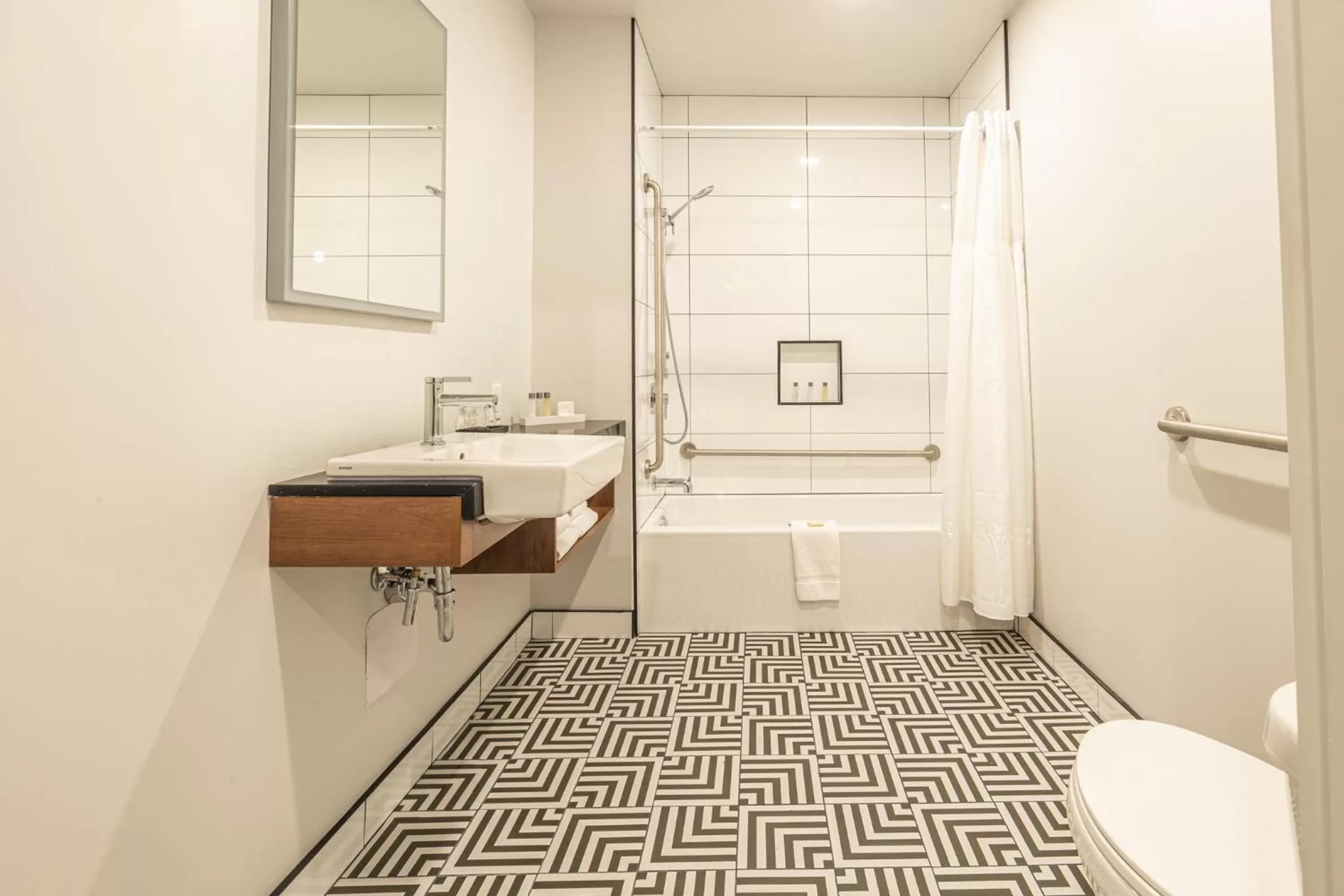 Shower in Hôtel Manoir Vieux-Québec