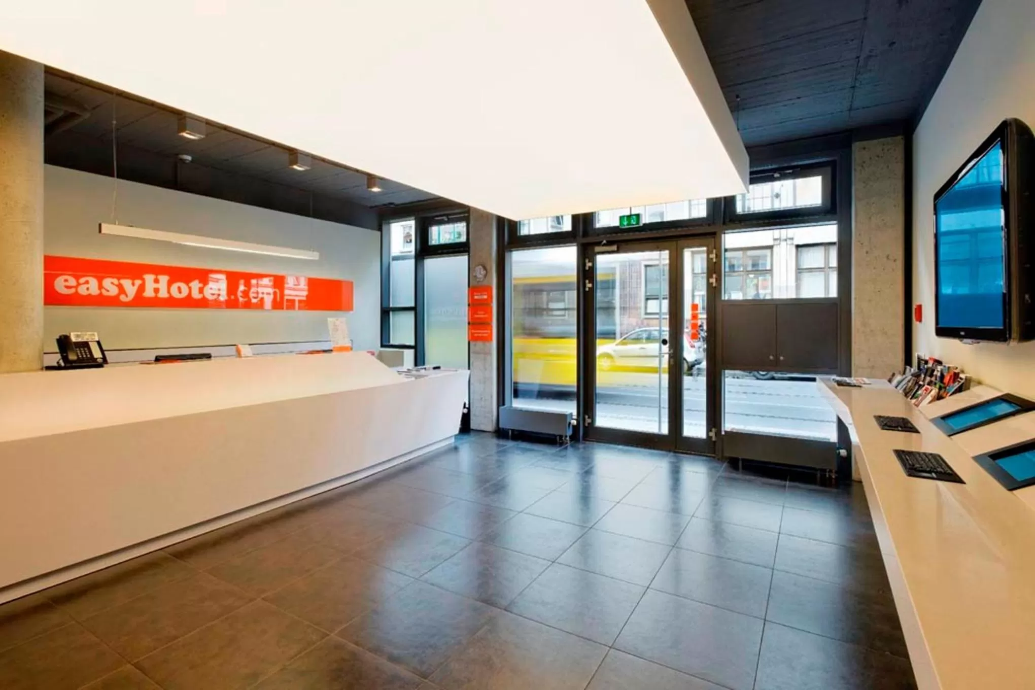 Lobby or reception in easyHotel Berlin Hackescher Markt