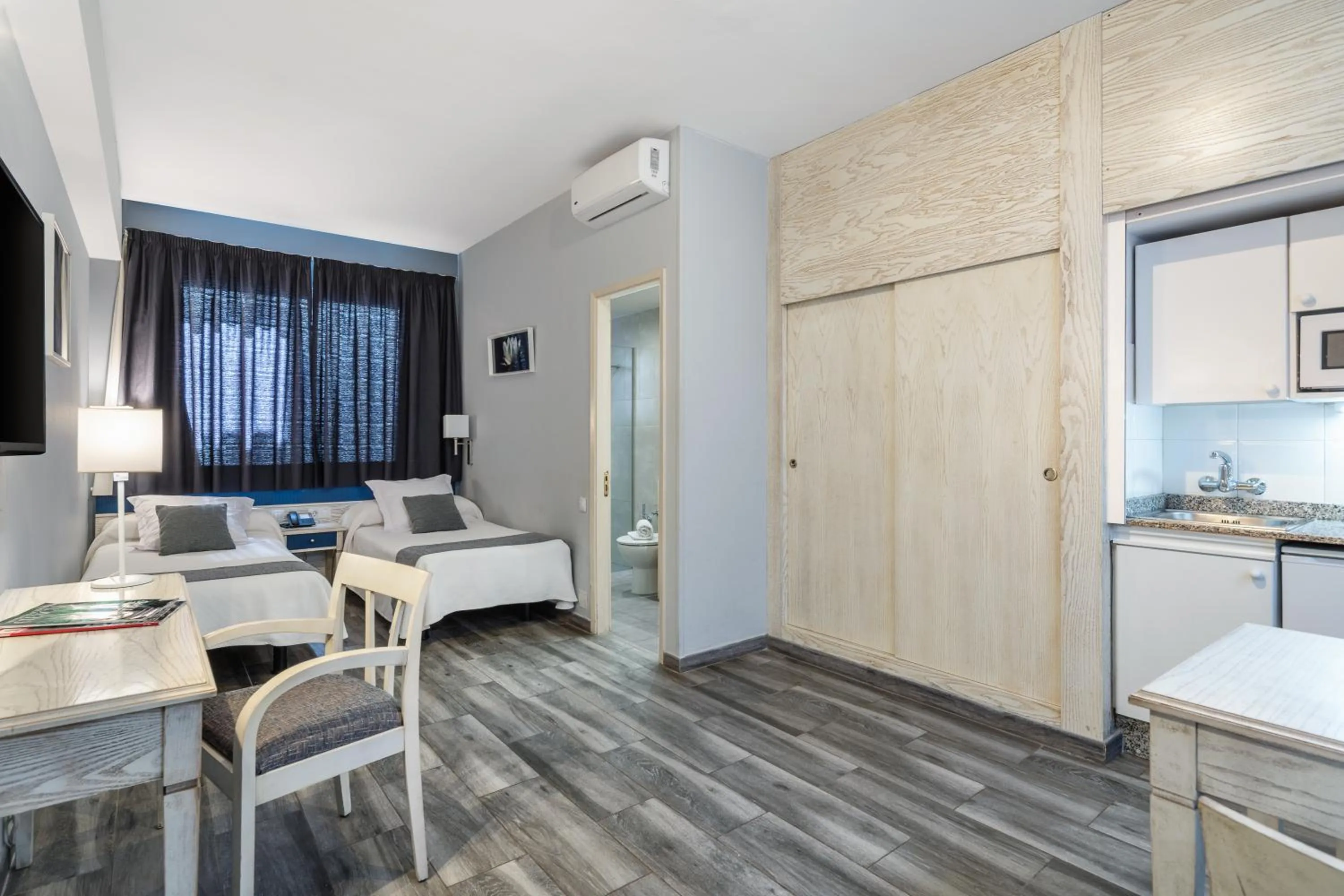 Text overlay in Apartamentos Colón Playa