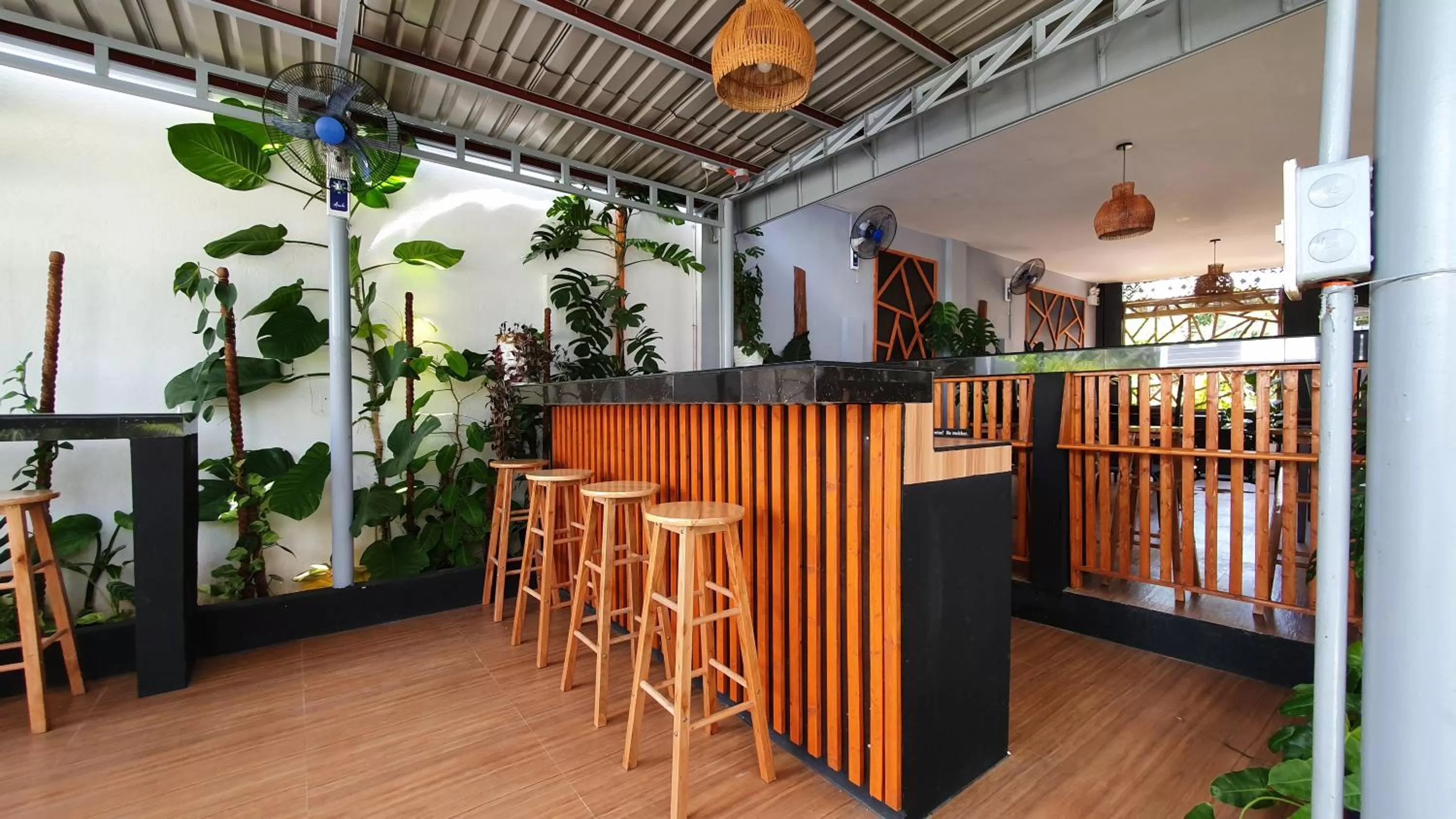 Lounge or bar in Sapphire Boutique Resort