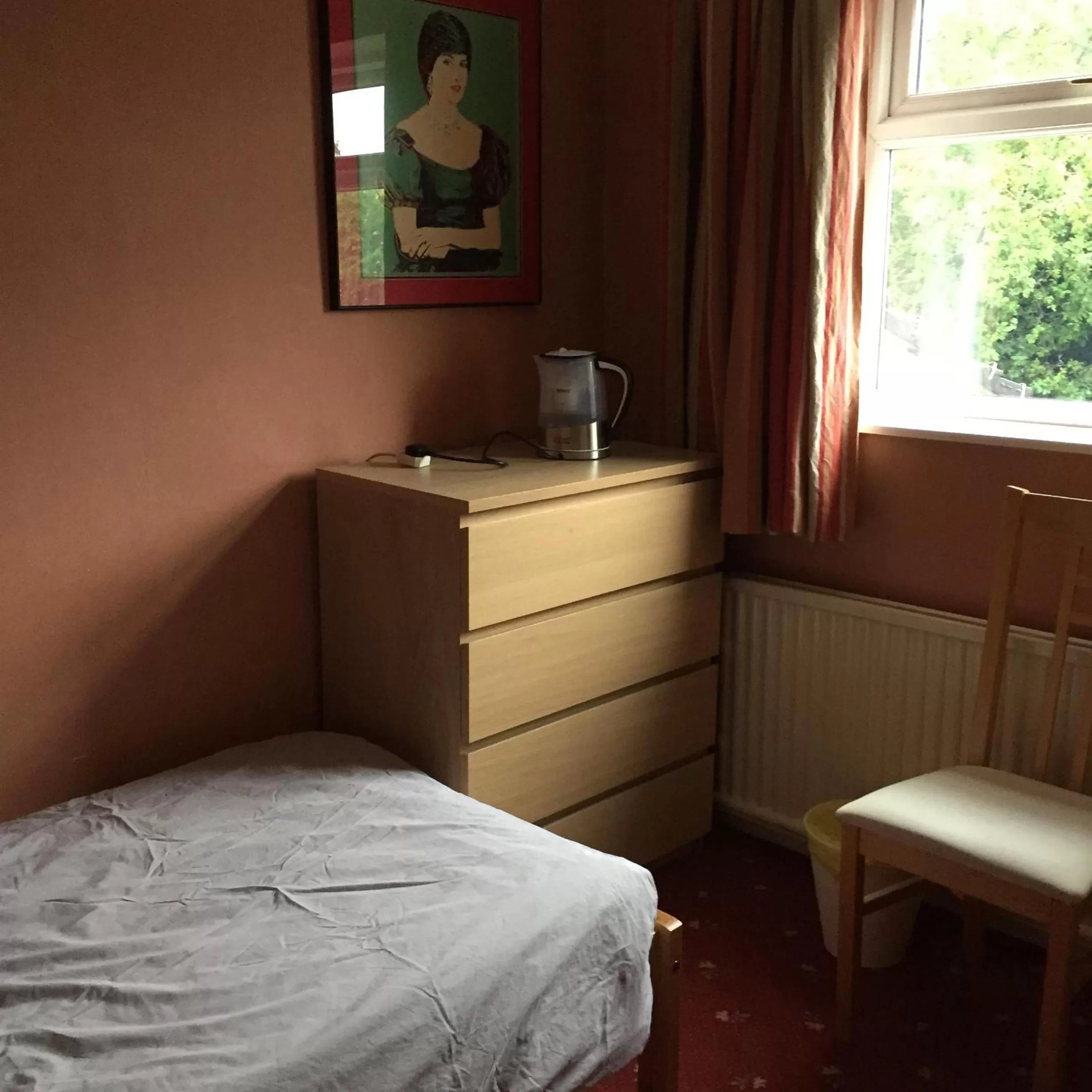 Bed in Hotel 5 Ravenhurst Drive M6 J7