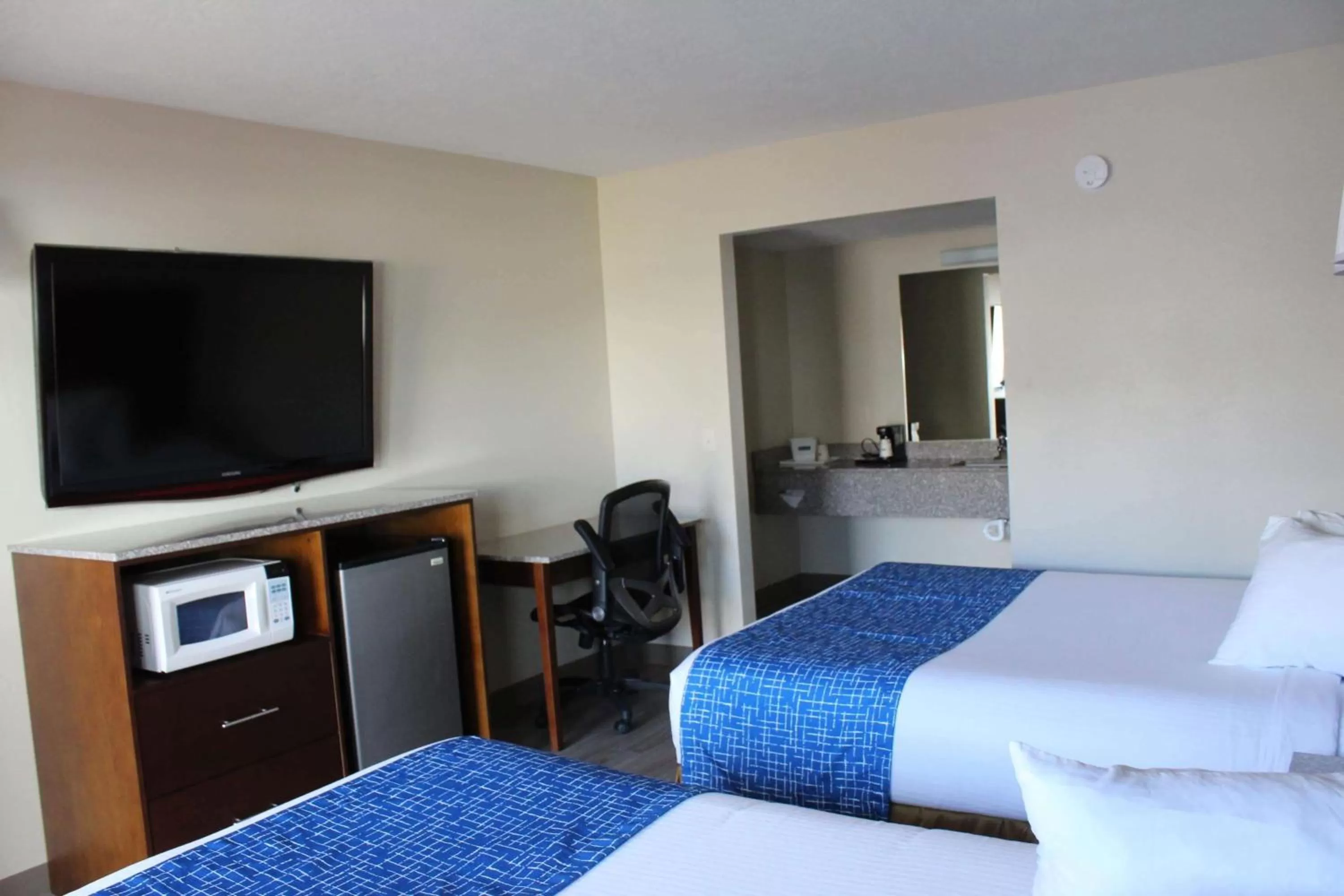 Photo of the whole room, Bed in Travelodge by Wyndham Cedar City