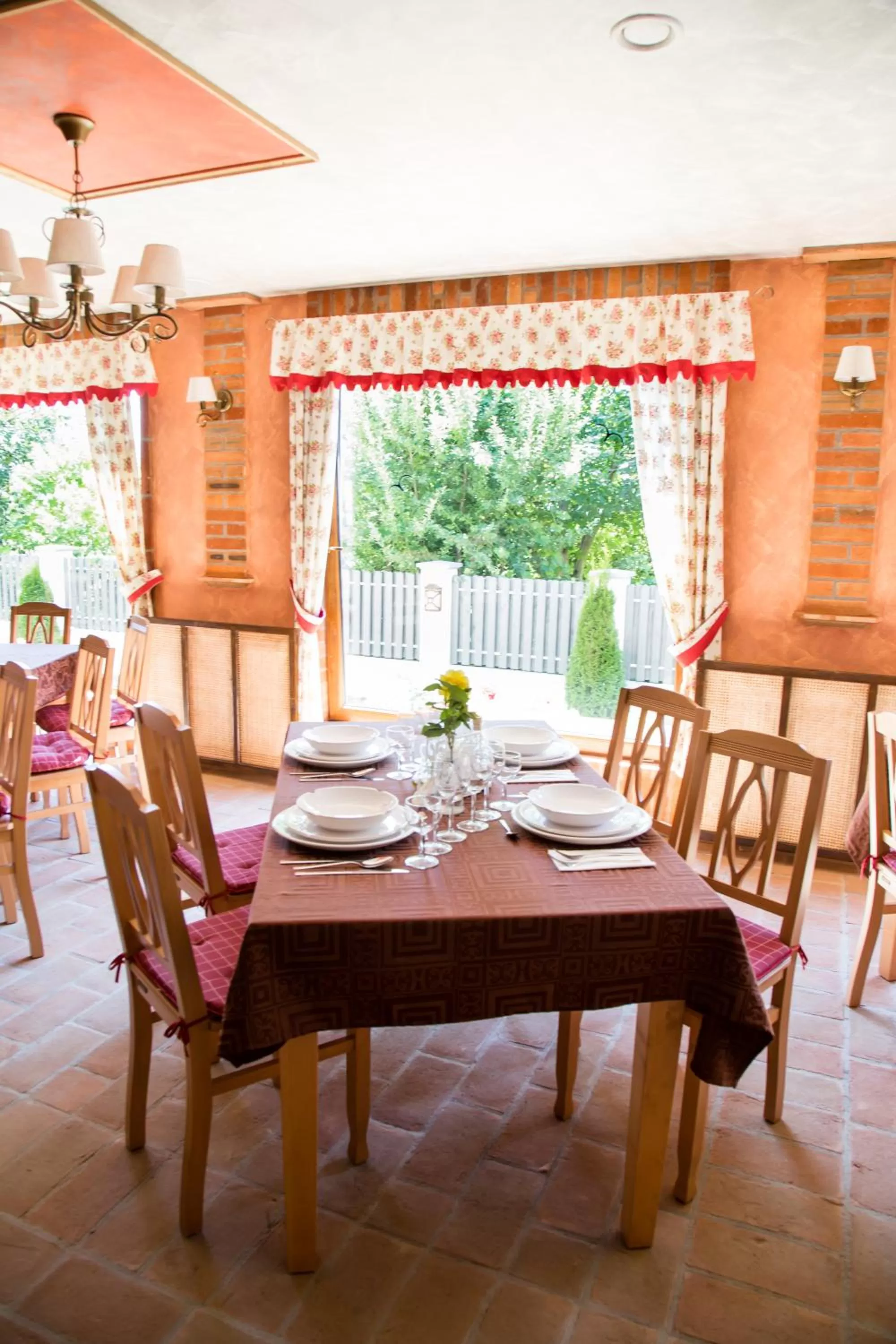 Restaurant/places to eat in Country Court