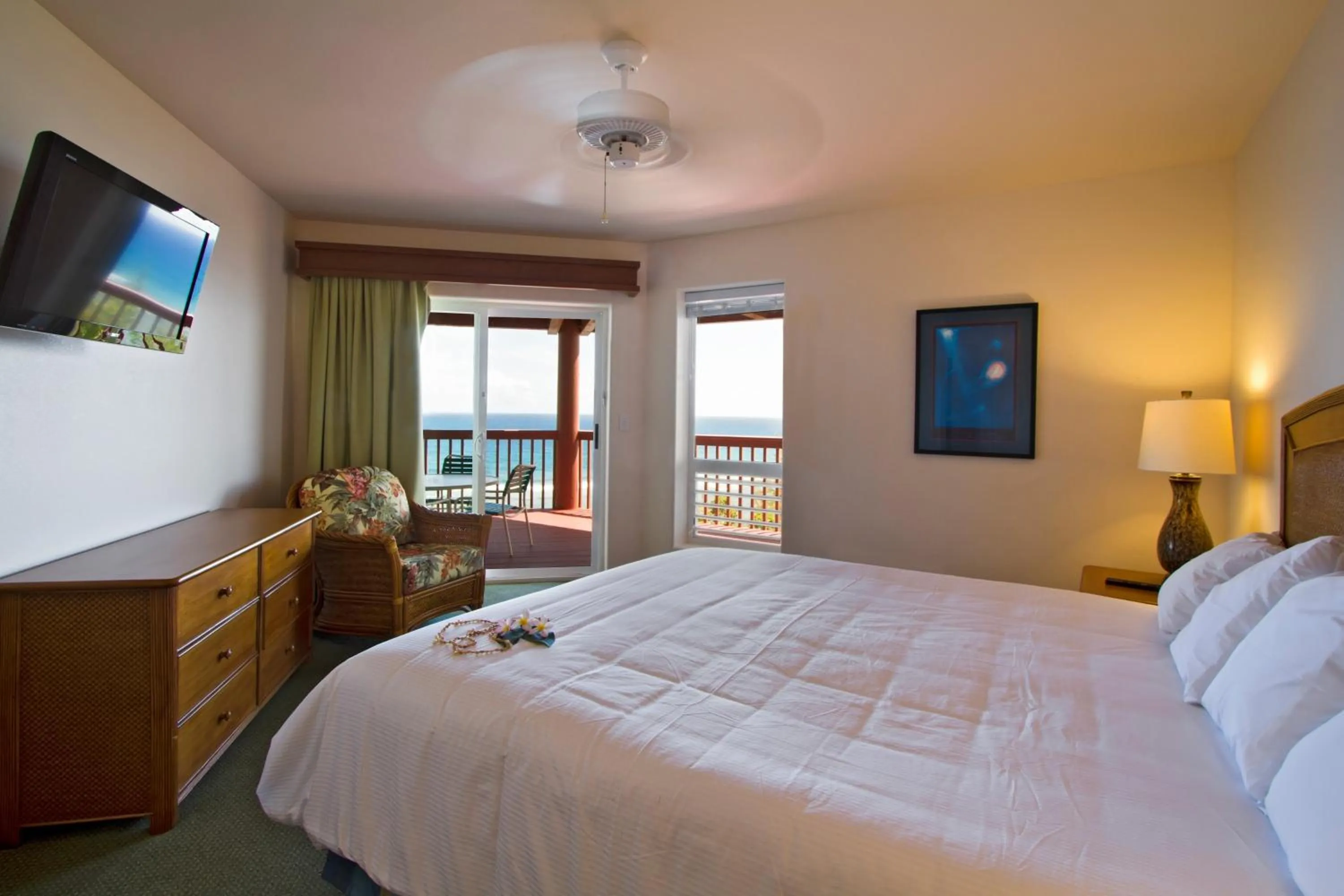 Photo of the whole room, Bed in Club Wyndham Shearwater