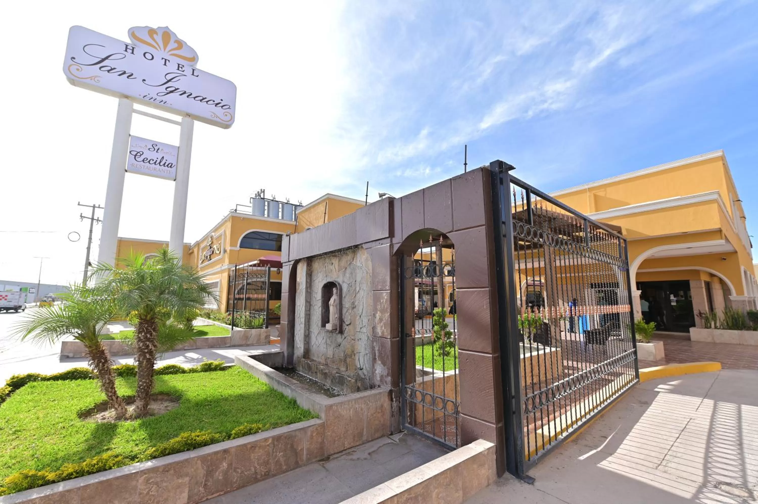 Property building in Hotel San Ignacio Inn