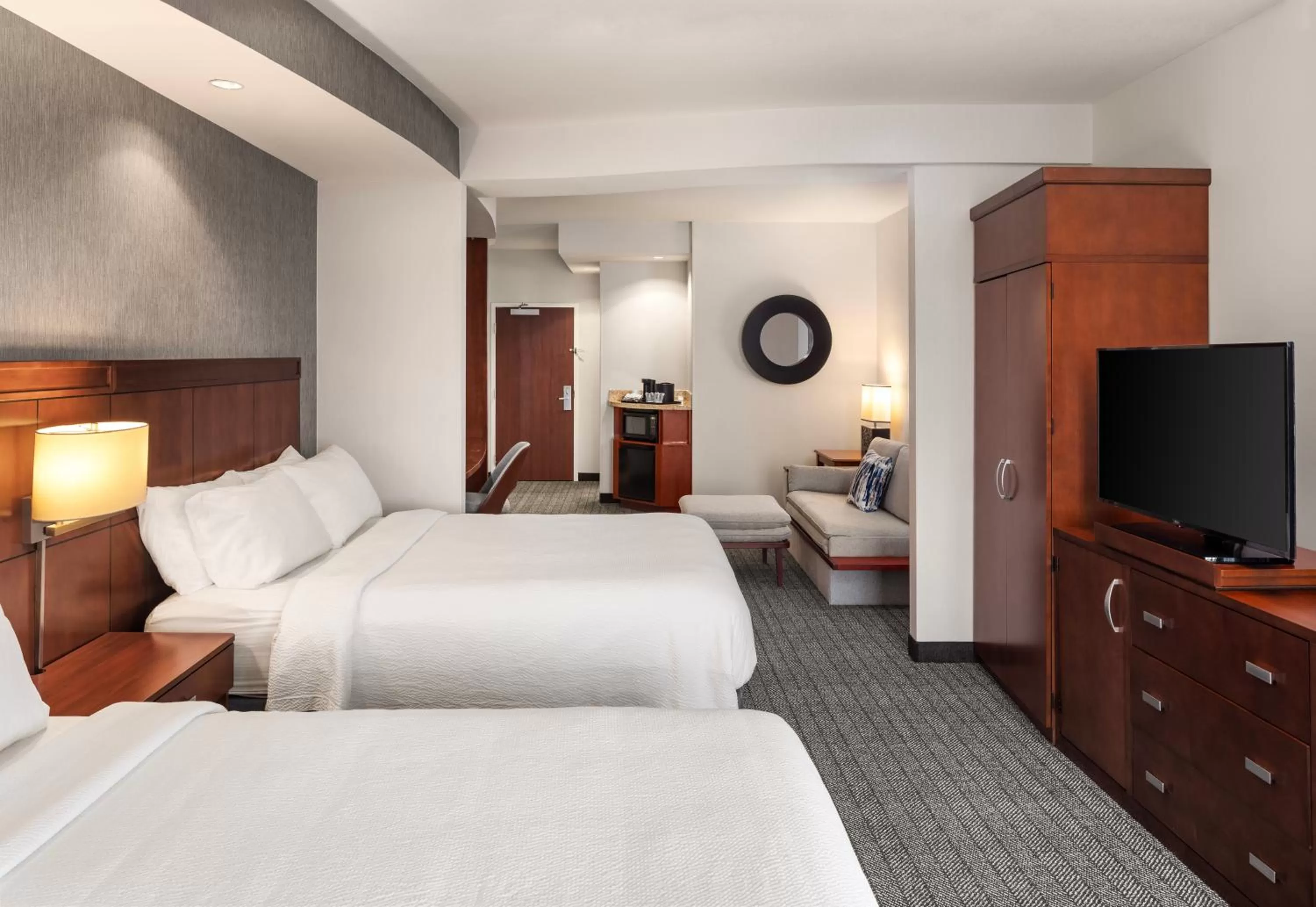 Bedroom, Bed in Courtyard Mankato Hotel & Event Center