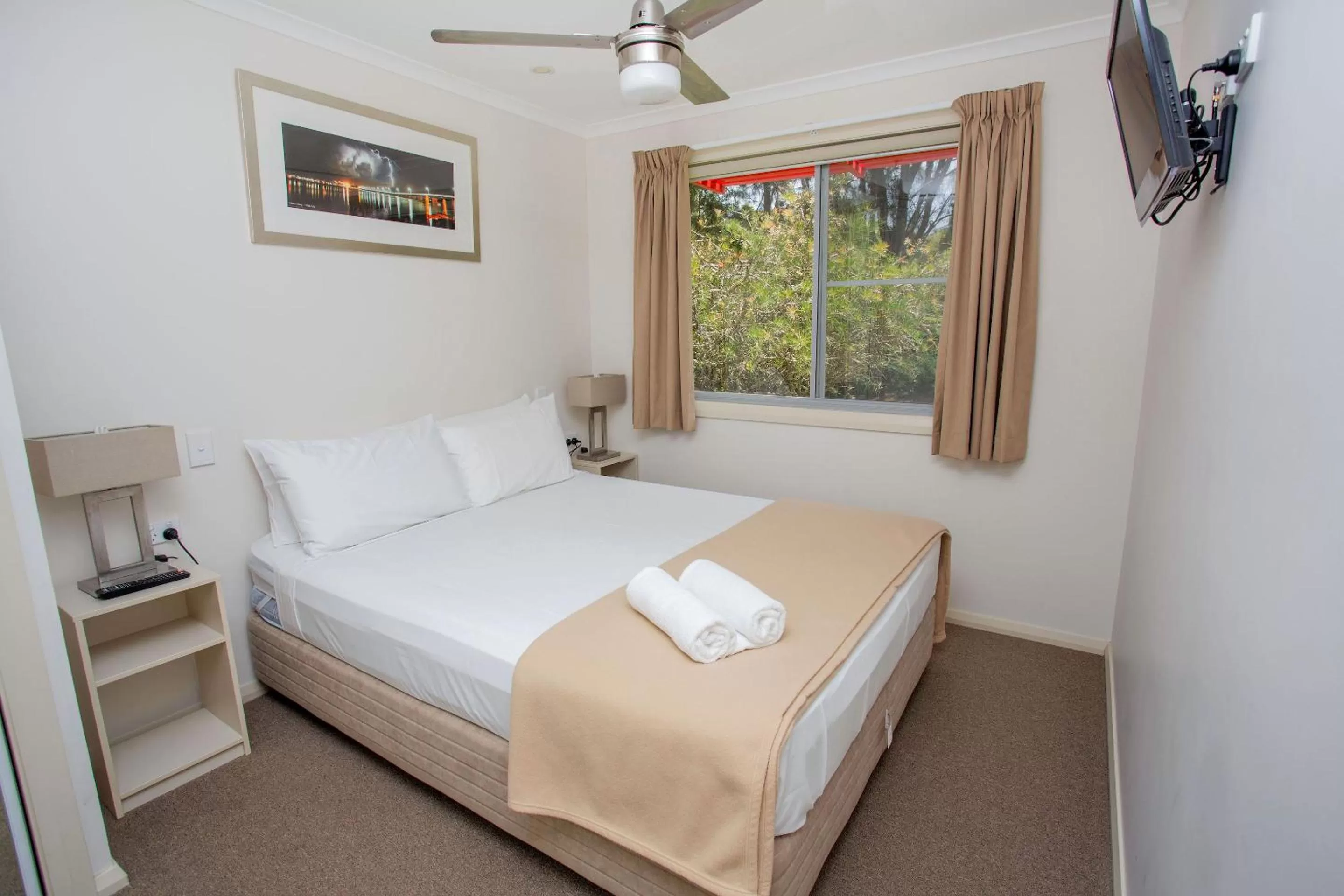 Bedroom, Bed in Lakeside Forster Holiday Park