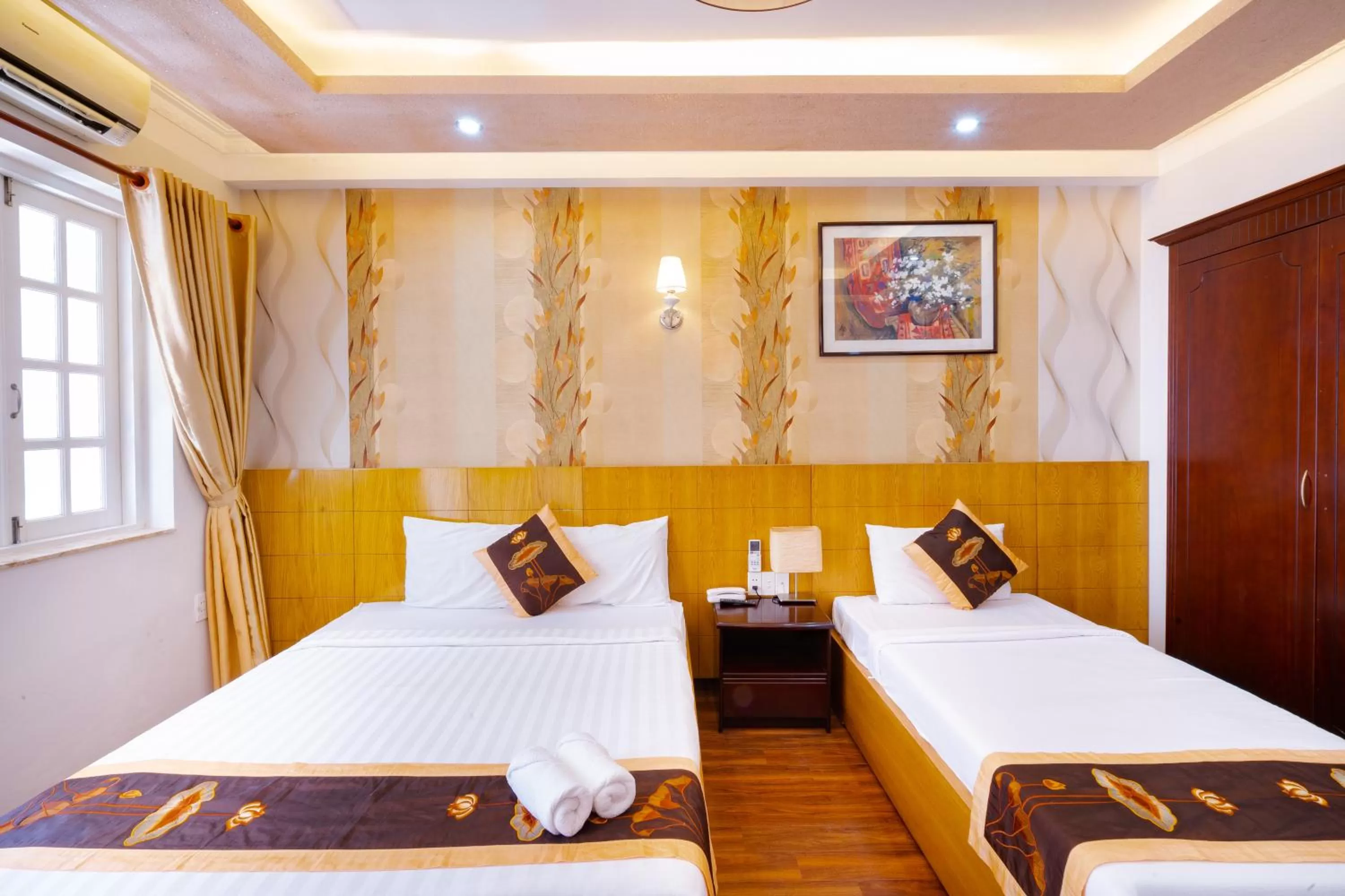 Bed in Saigon Amigo Hotel