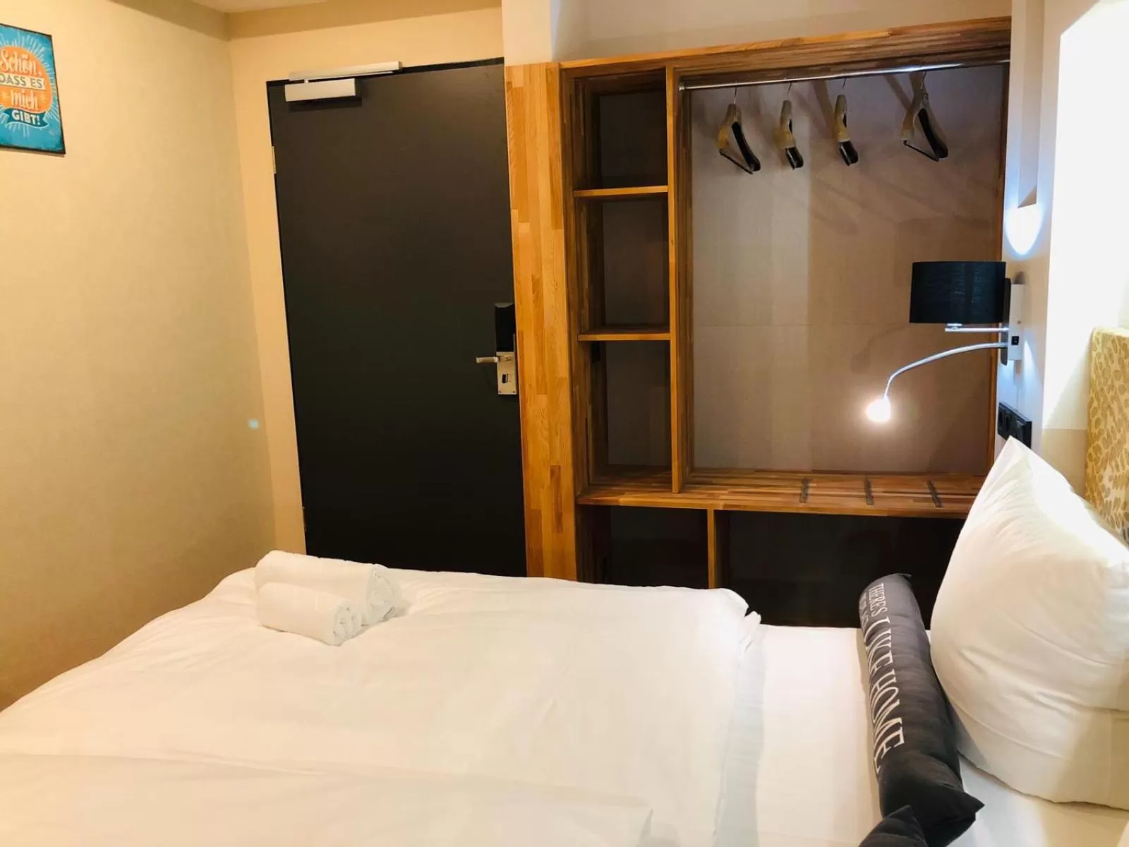 Photo of the whole room, Bed in Elbgalerie Hotel