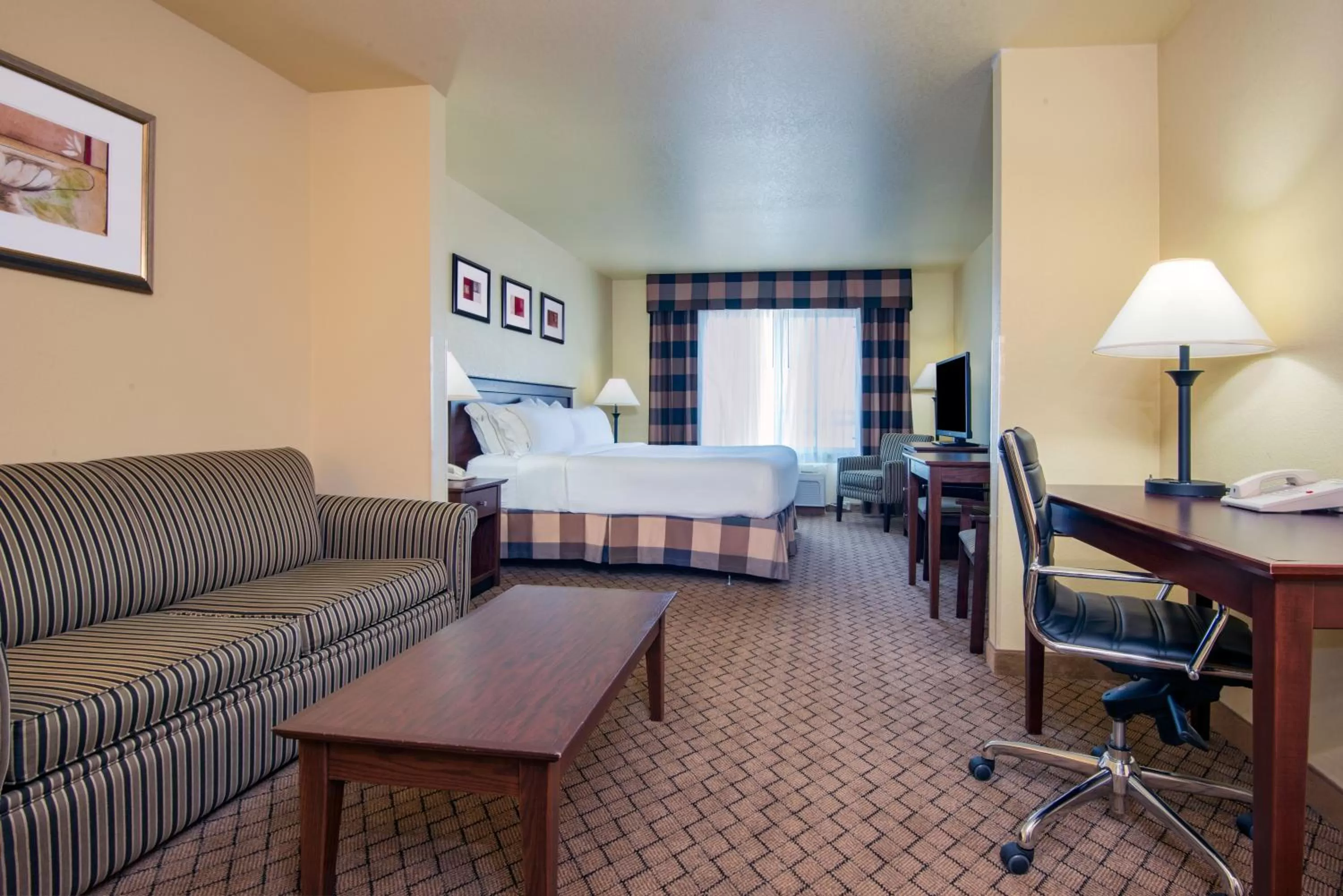 Photo of the whole room, Bed in Holiday Inn Express Hotel & Suites El Dorado by IHG