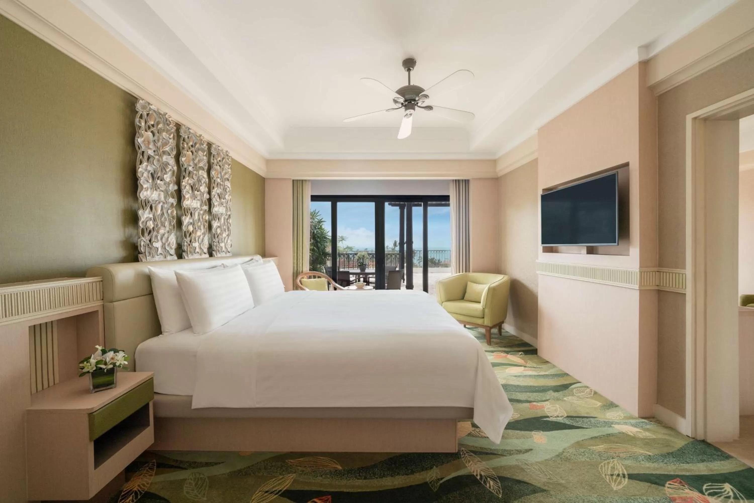 Photo of the whole room, Bed in Shangri-La Rasa Sentosa, Singapore