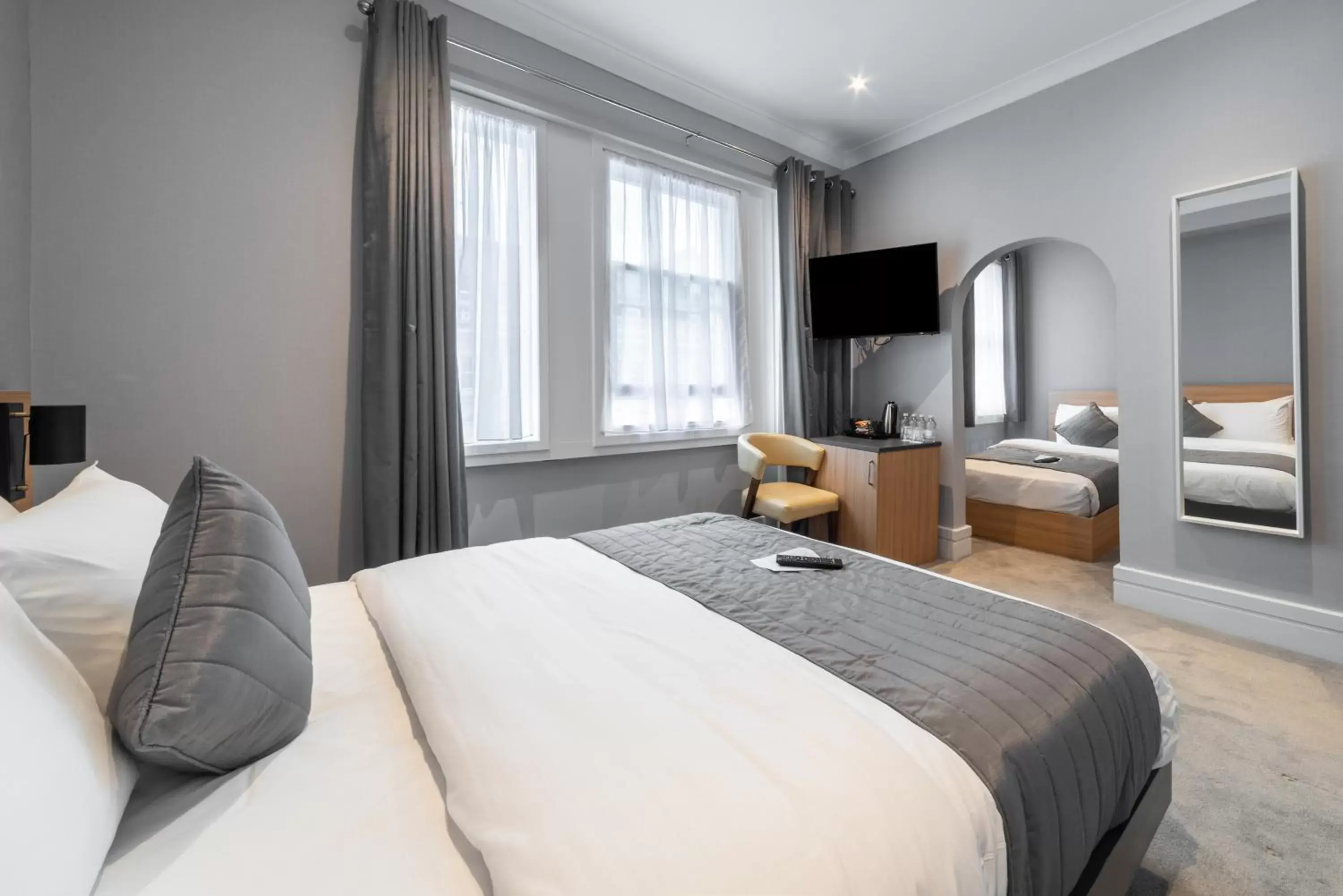 Quadruple Room in Gainsborough Hotel Quadruple Room in Gainsborough Hotel