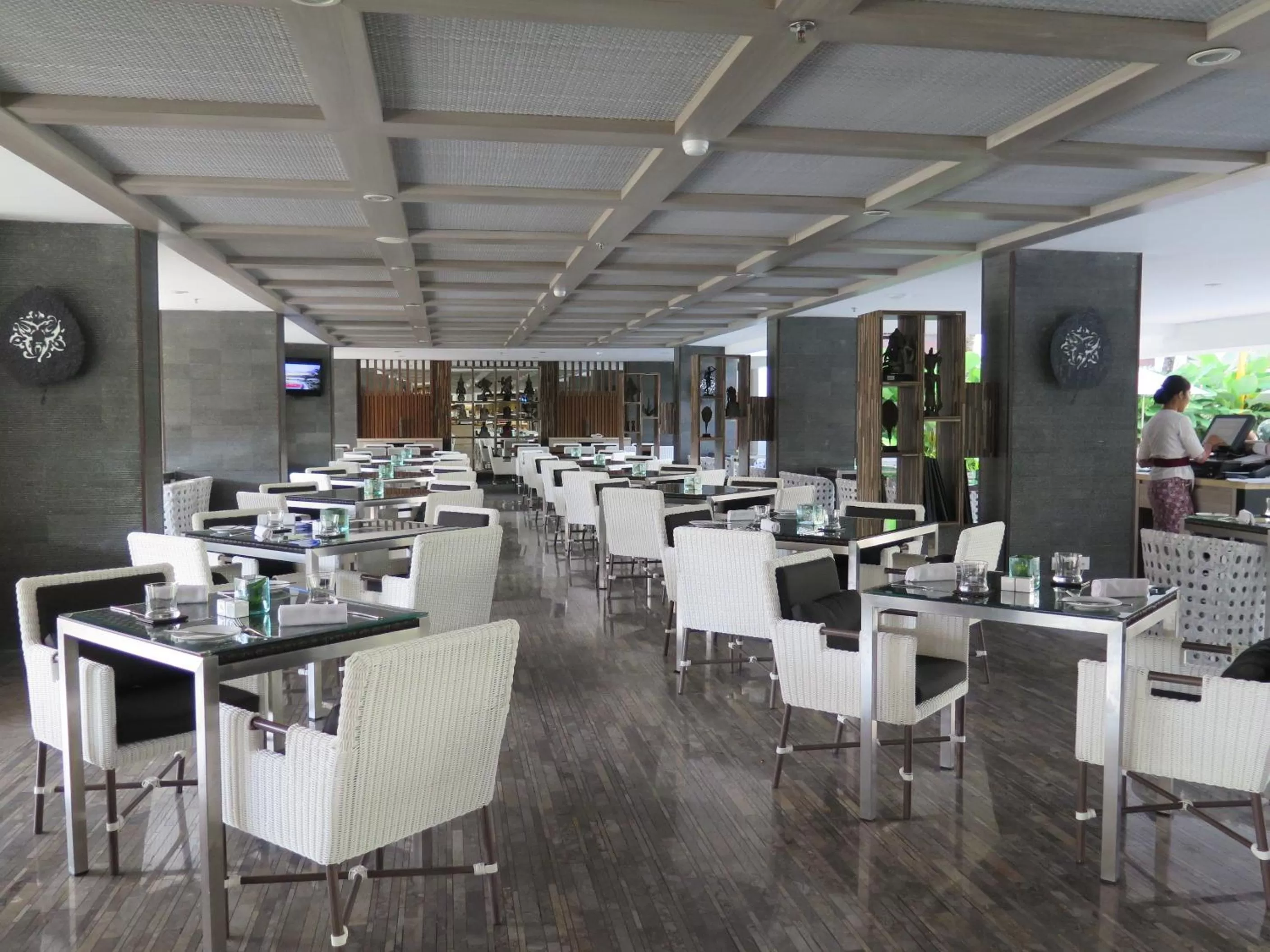 Restaurant/Places to Eat in Swiss-Belresort Watu Jimbar