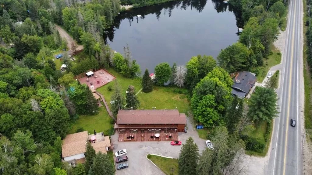 Property building in Hotel Le Petit Lac Sainte-Adèle