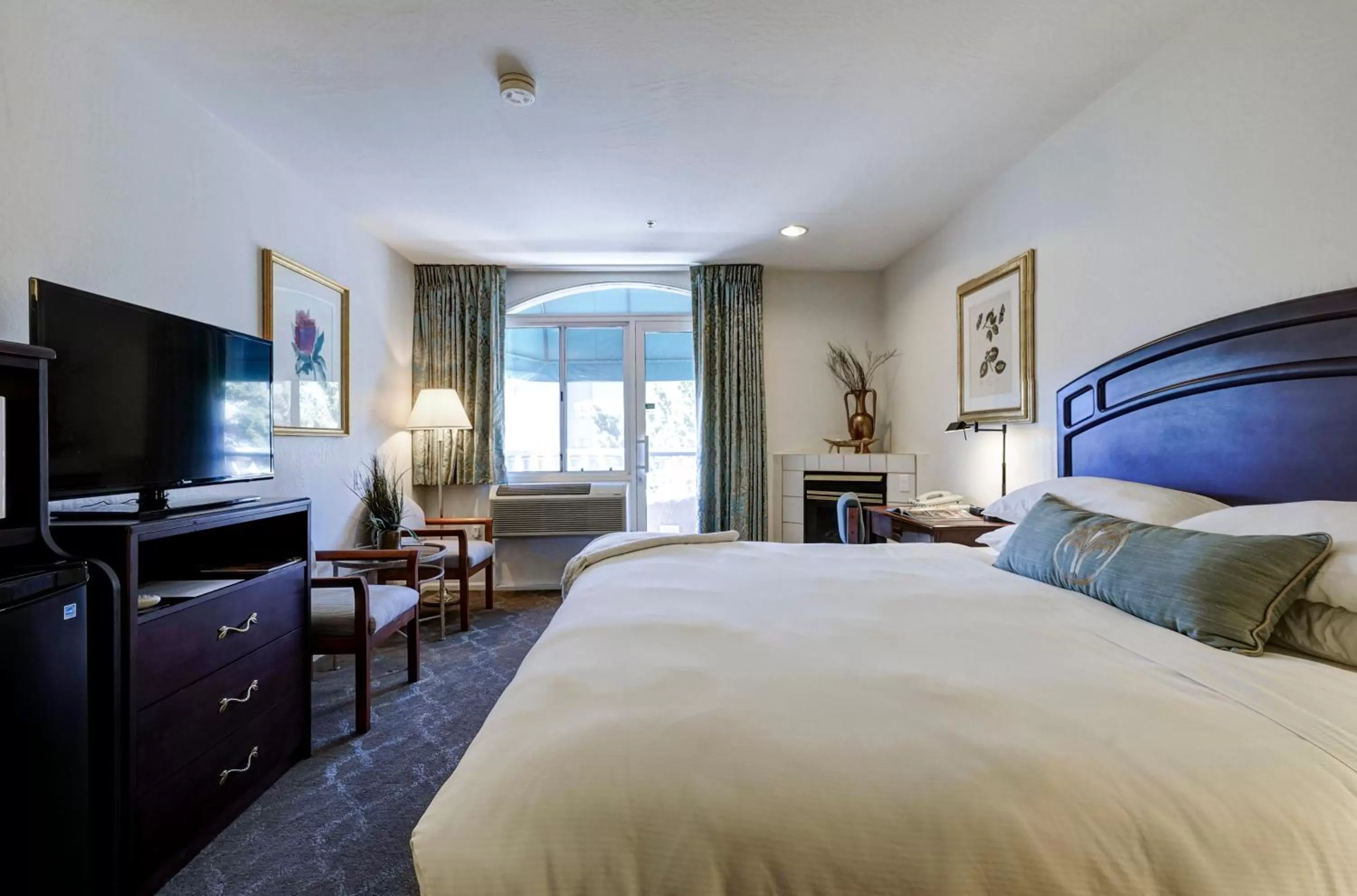 Bed in Forest Villas Hotel