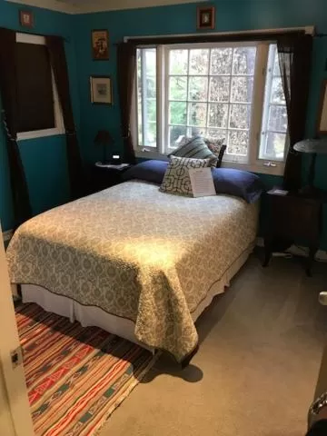 Bed in Elaine's Hollywood Bed & Breakfast