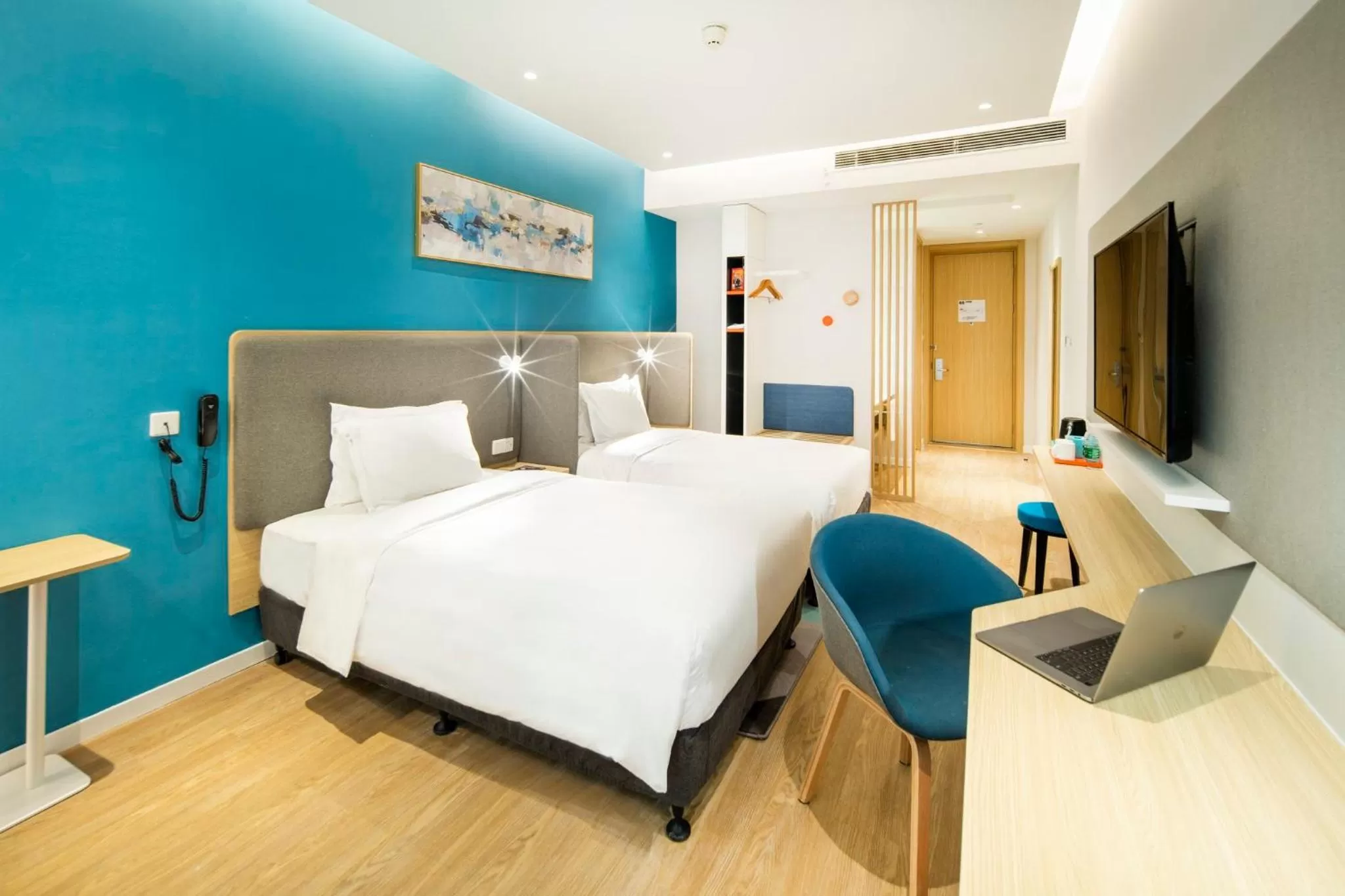 Photo of the whole room, Bed in Holiday Inn Express Shanghai Pudong Zhangjiang by IHG - 20 minutes to New International Expo Center and Disneyland