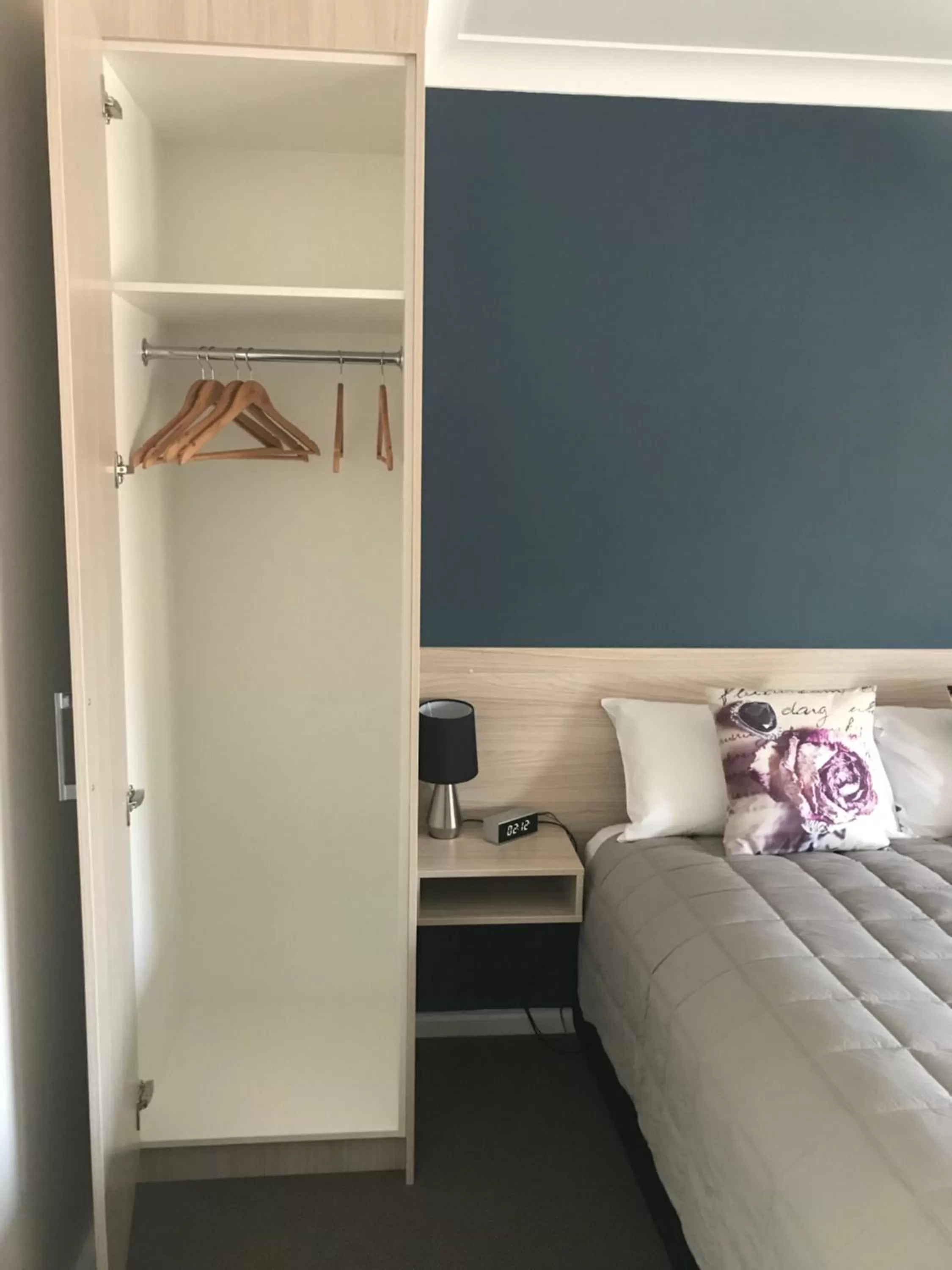 Photo of the whole room, Bed in Kootingal Landview Motel