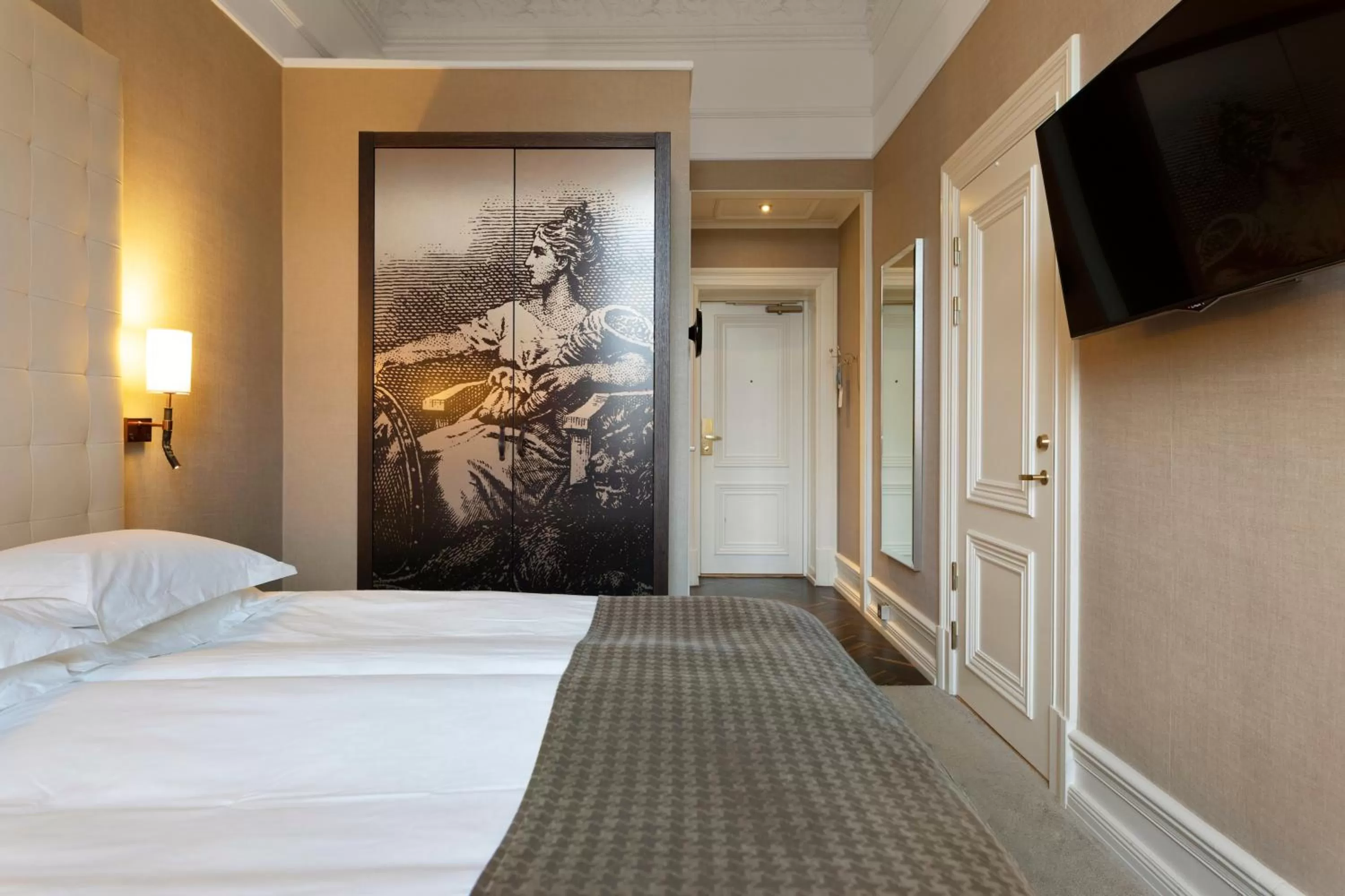 Bed in Elite Plaza Hotel