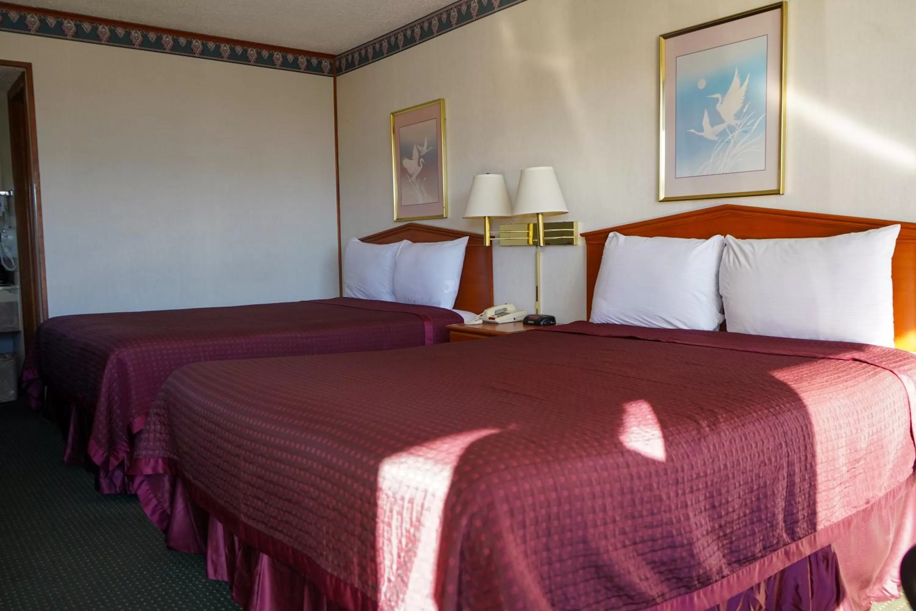 Bed in Sunset Inn Clarksville