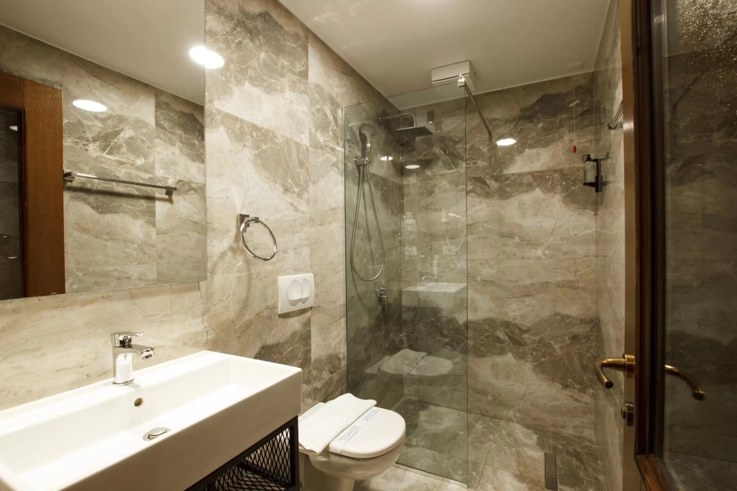 Shower in Rose Garden Hotel