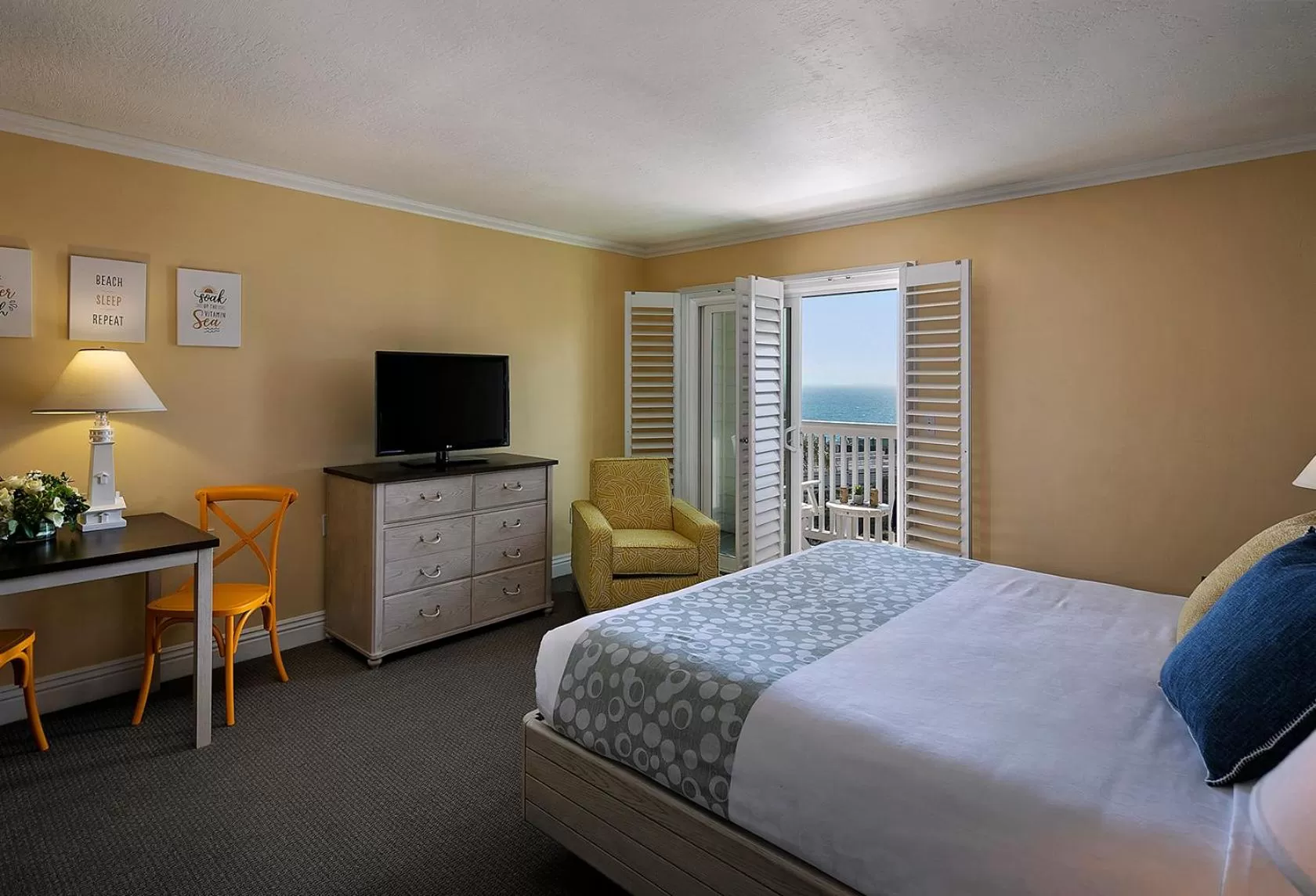 TV and multimedia, Bed in Pismo Lighthouse Suites